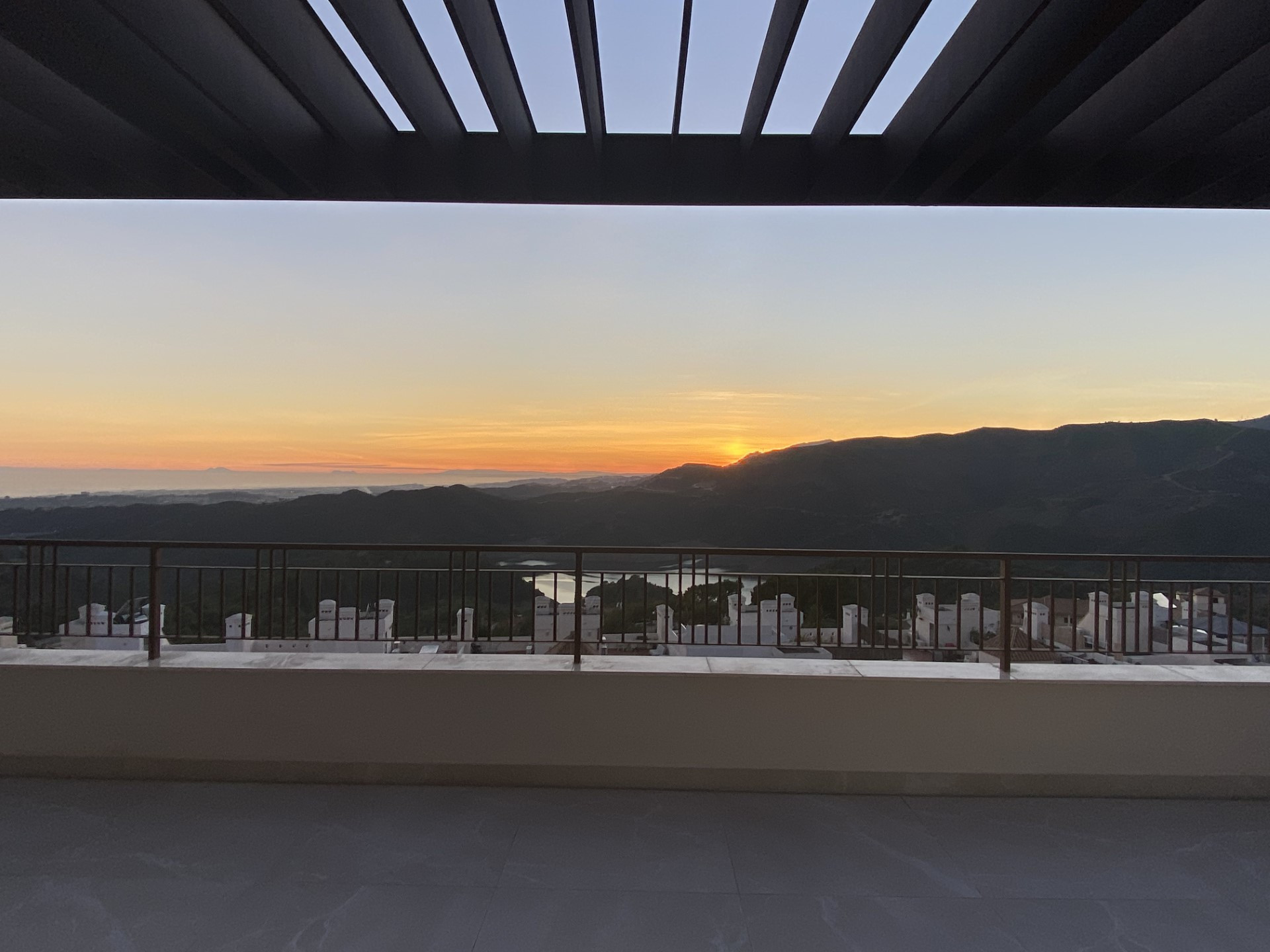 Brand new modern duplex penthouse with panoramic views in Almazara Hills, Istan