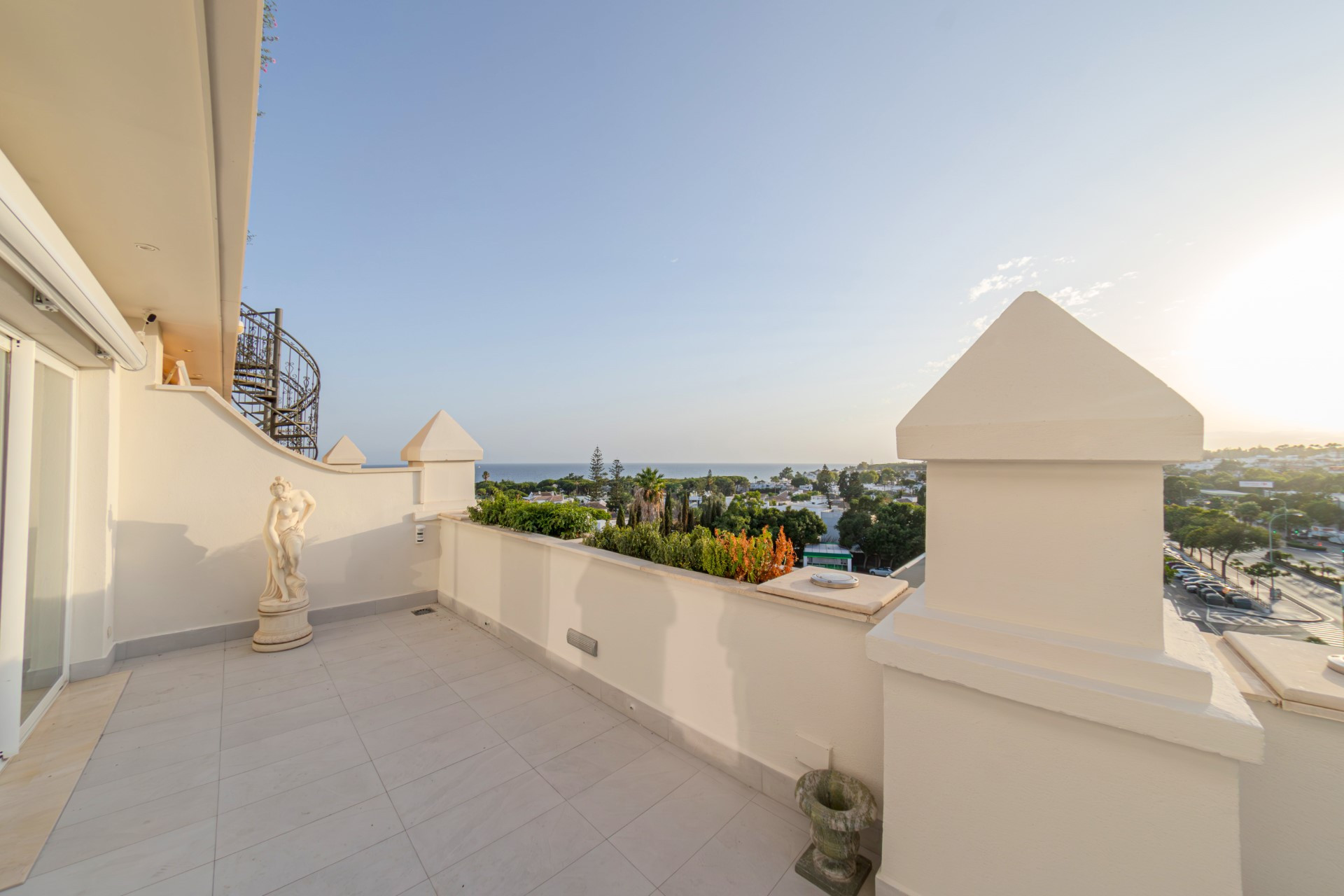 Elegant beachside penthouse in Guadalpin Suites, Marbella Golden Mile