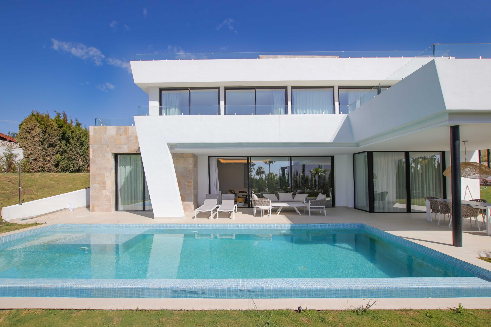 Impressive brand new 4 bedroom villa with infinity pool in Valle Romano, Estepona