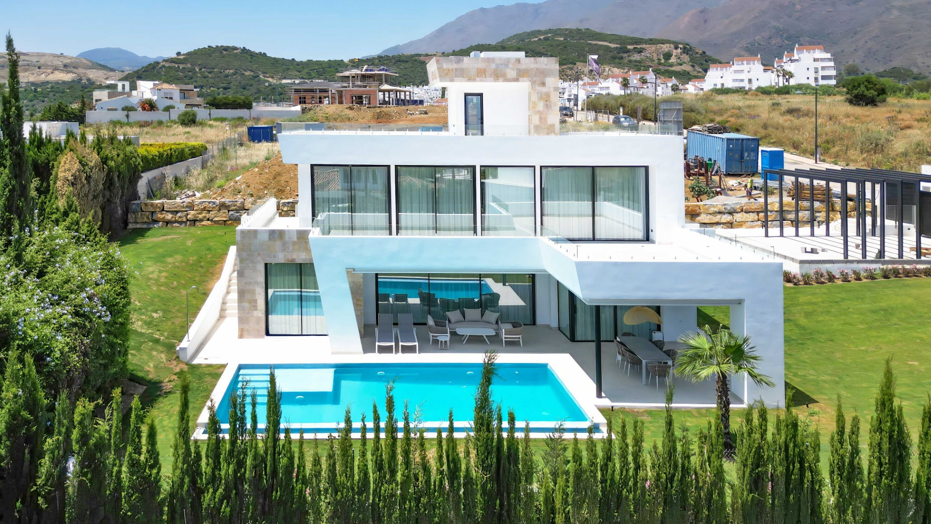 Impressive brand new 4 bedroom villa with infinity pool in Valle Romano, Estepona