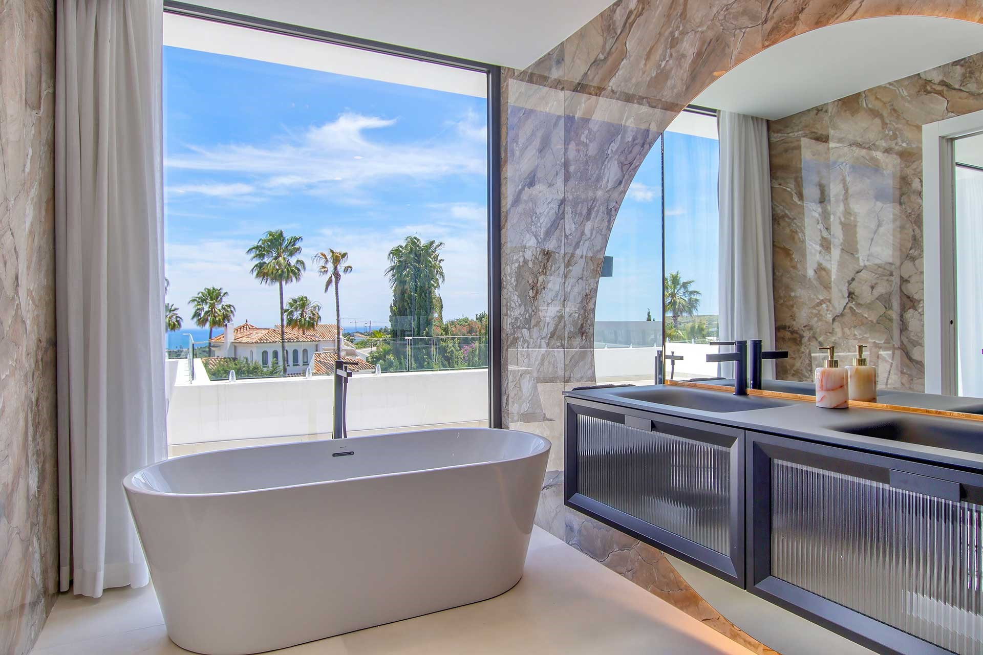 Impressive brand new 4 bedroom villa with infinity pool in Valle Romano, Estepona