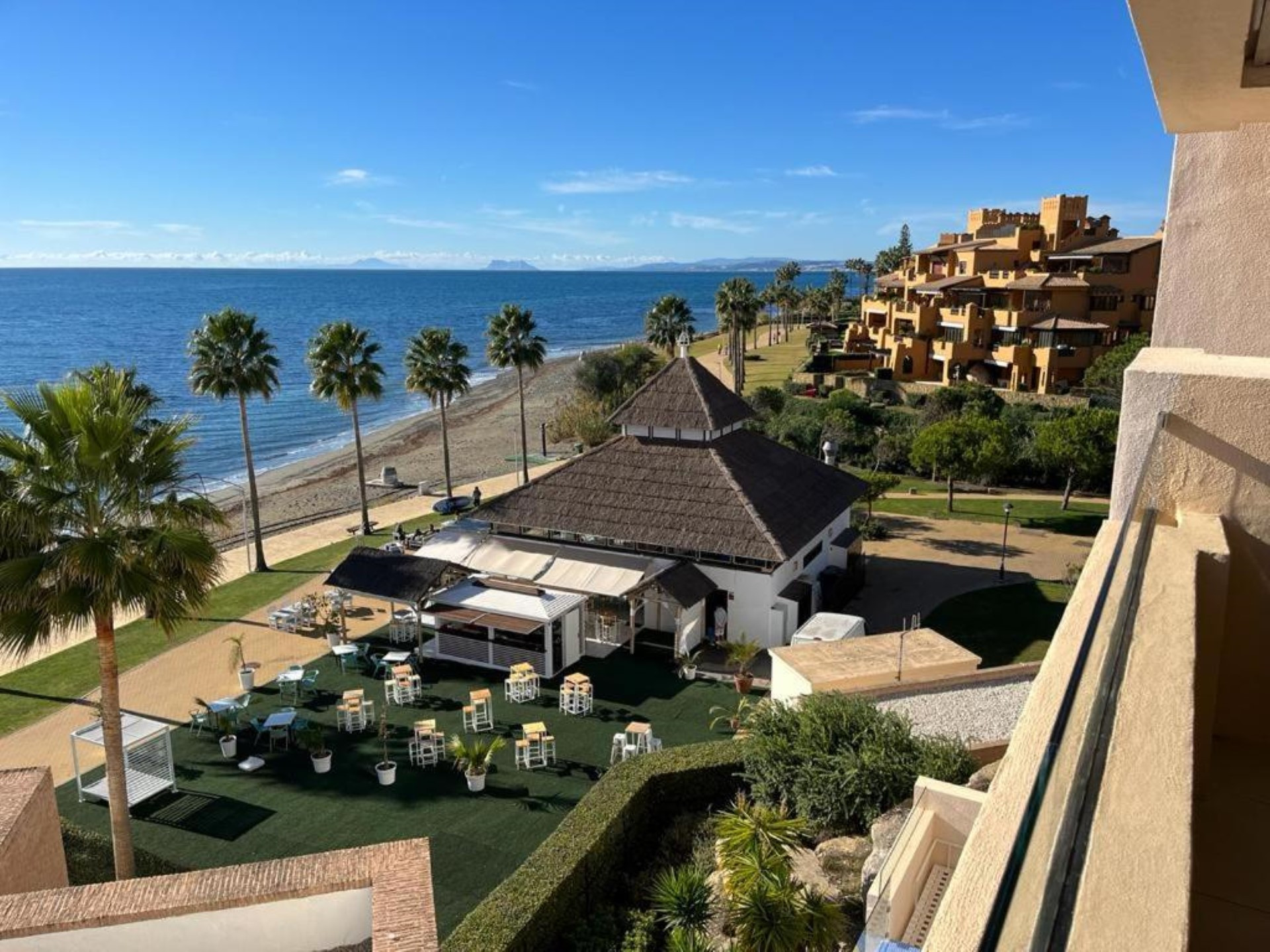 Apartamento frente a la playa con vistas panorámicas al mar en Bahía de la Plata, Estepona