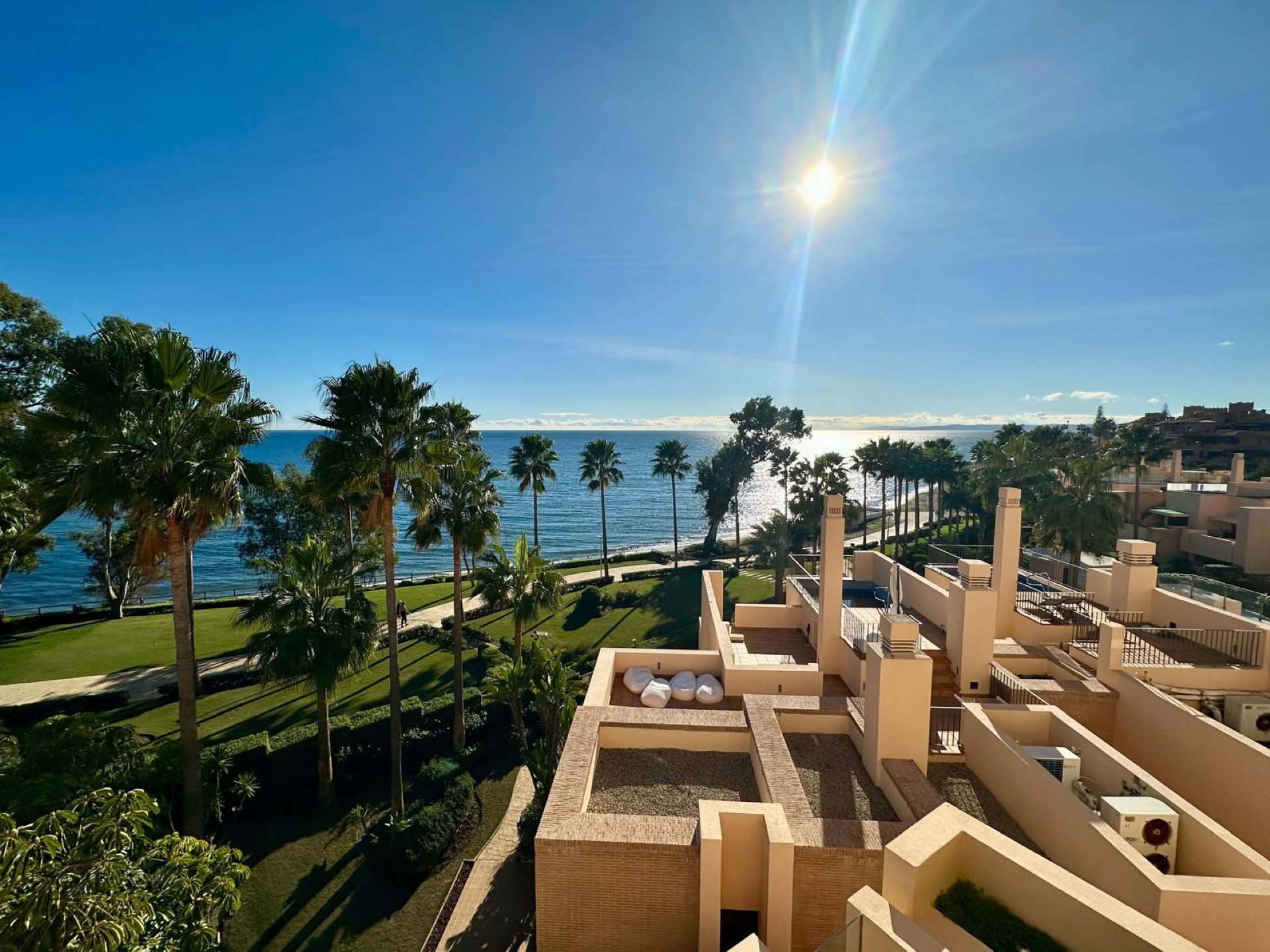 Apartamento frente a la playa con vistas panorámicas al mar en Bahía de la Plata, Estepona