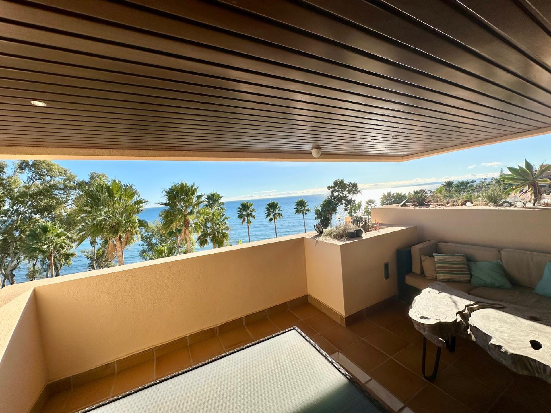 Apartamento frente a la playa con vistas panorámicas al mar en Bahía de la Plata, Estepona