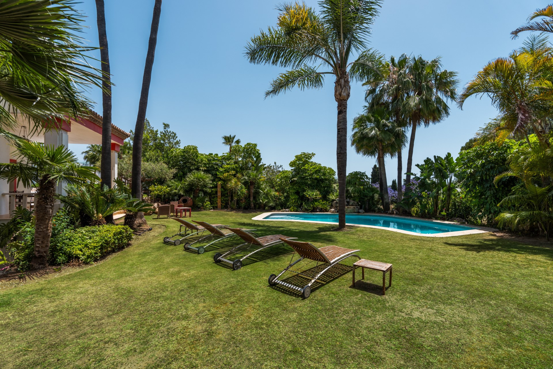 Villa de estilo andaluz de 5 dormitorios en Altos de Puente Romano