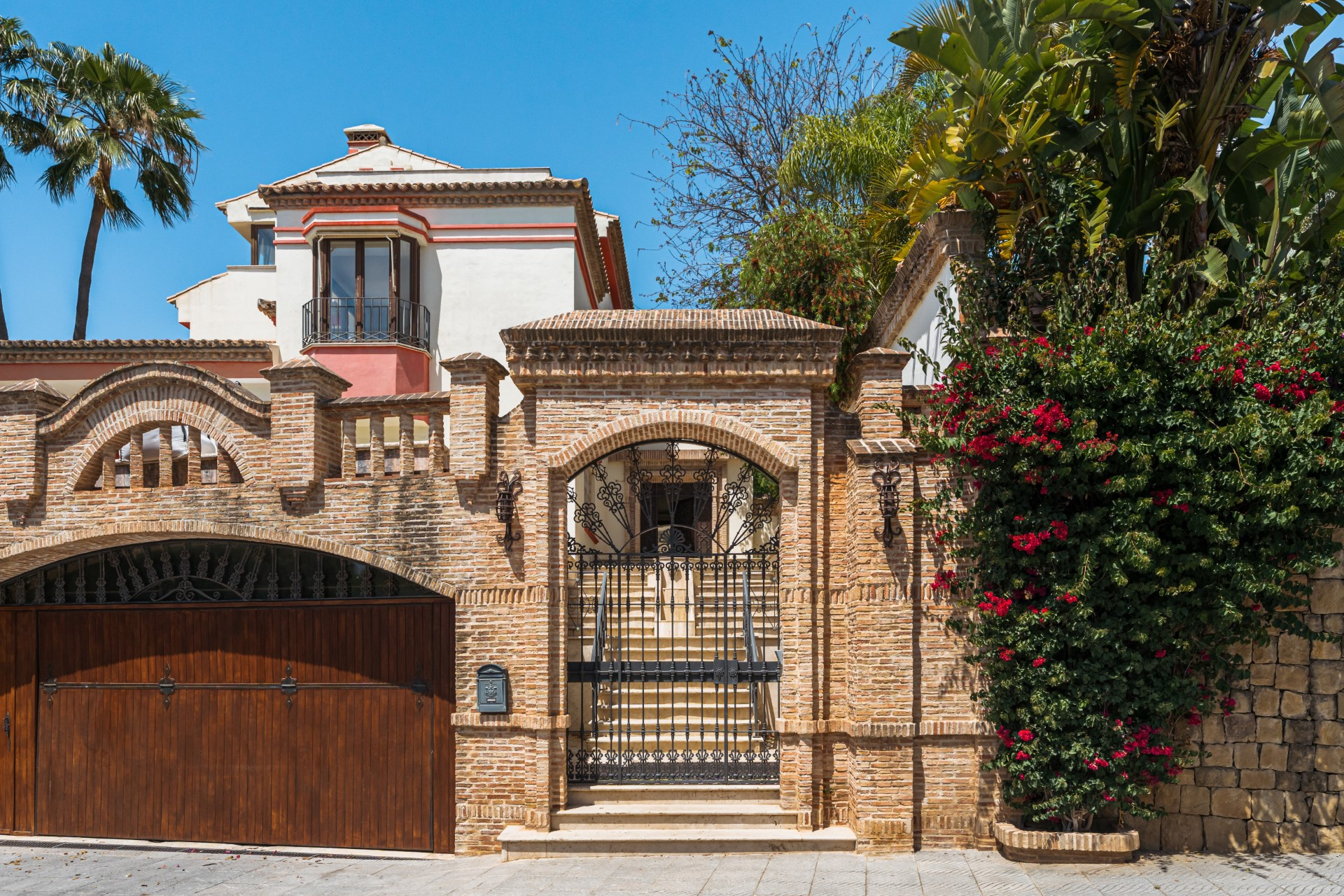 Villa de estilo andaluz de 5 dormitorios en Altos de Puente Romano