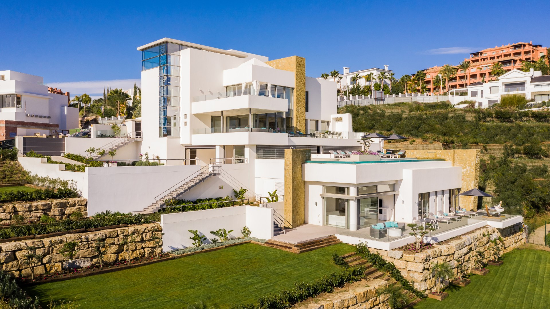 Ultracontemporary style frontline golf villa in Los Flamingos Golf, Benahavis