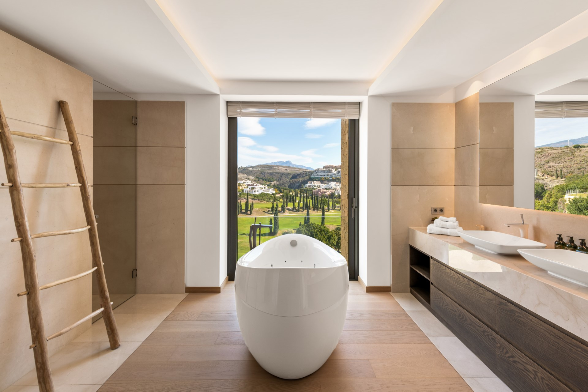 Villa de estilo ultra contemporáneo en primera línea de golf en Los Flamingos Golf, Benahavis