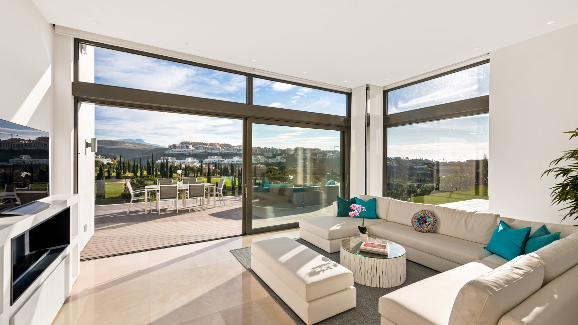 Villa de estilo ultra contemporáneo en primera línea de golf en Los Flamingos Golf, Benahavis