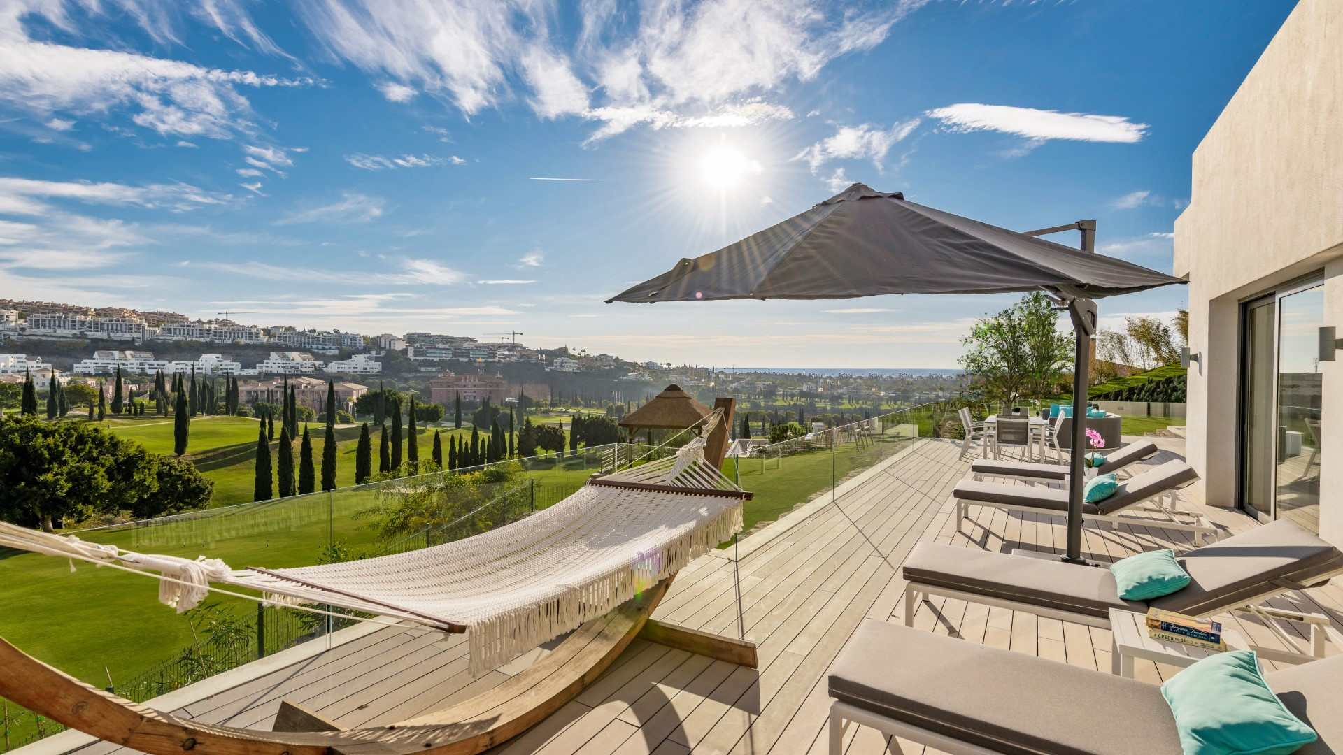 Villa de estilo ultra contemporáneo en primera línea de golf en Los Flamingos Golf, Benahavis