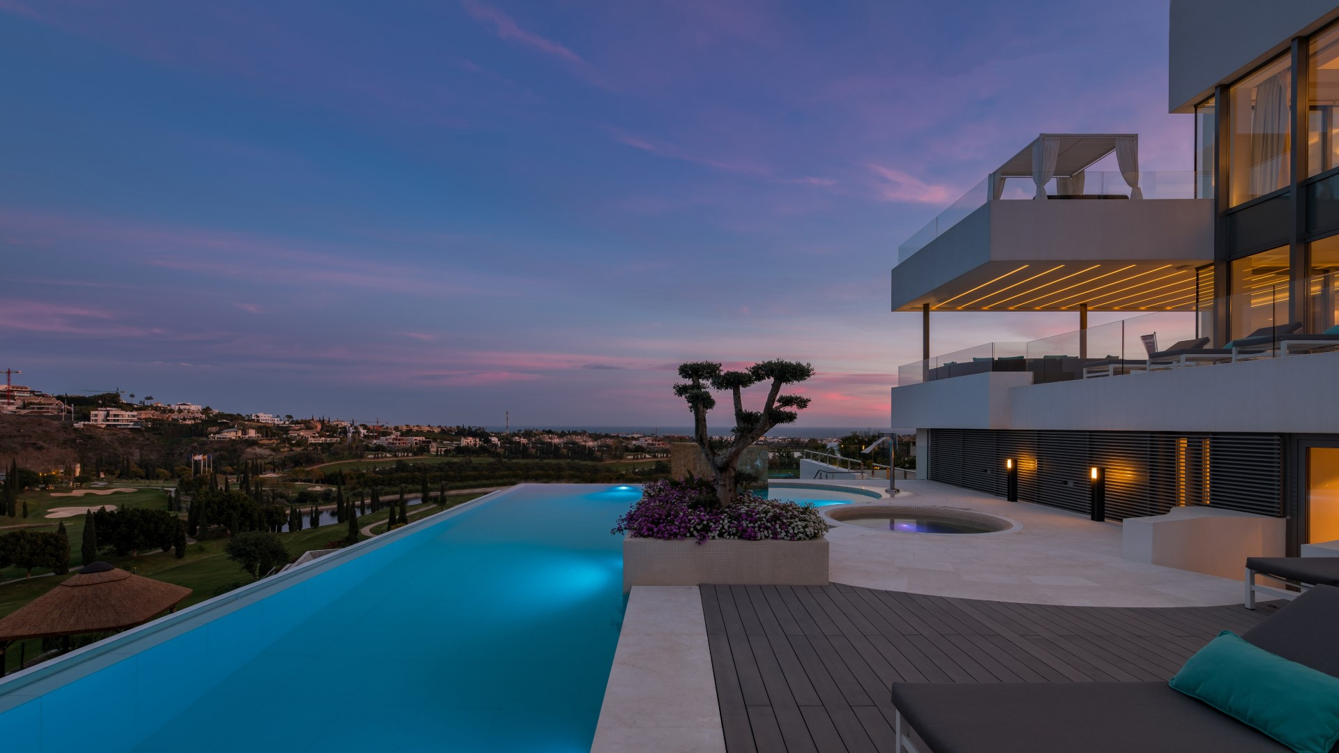 Villa de estilo ultra contemporáneo en primera línea de golf en Los Flamingos Golf, Benahavis