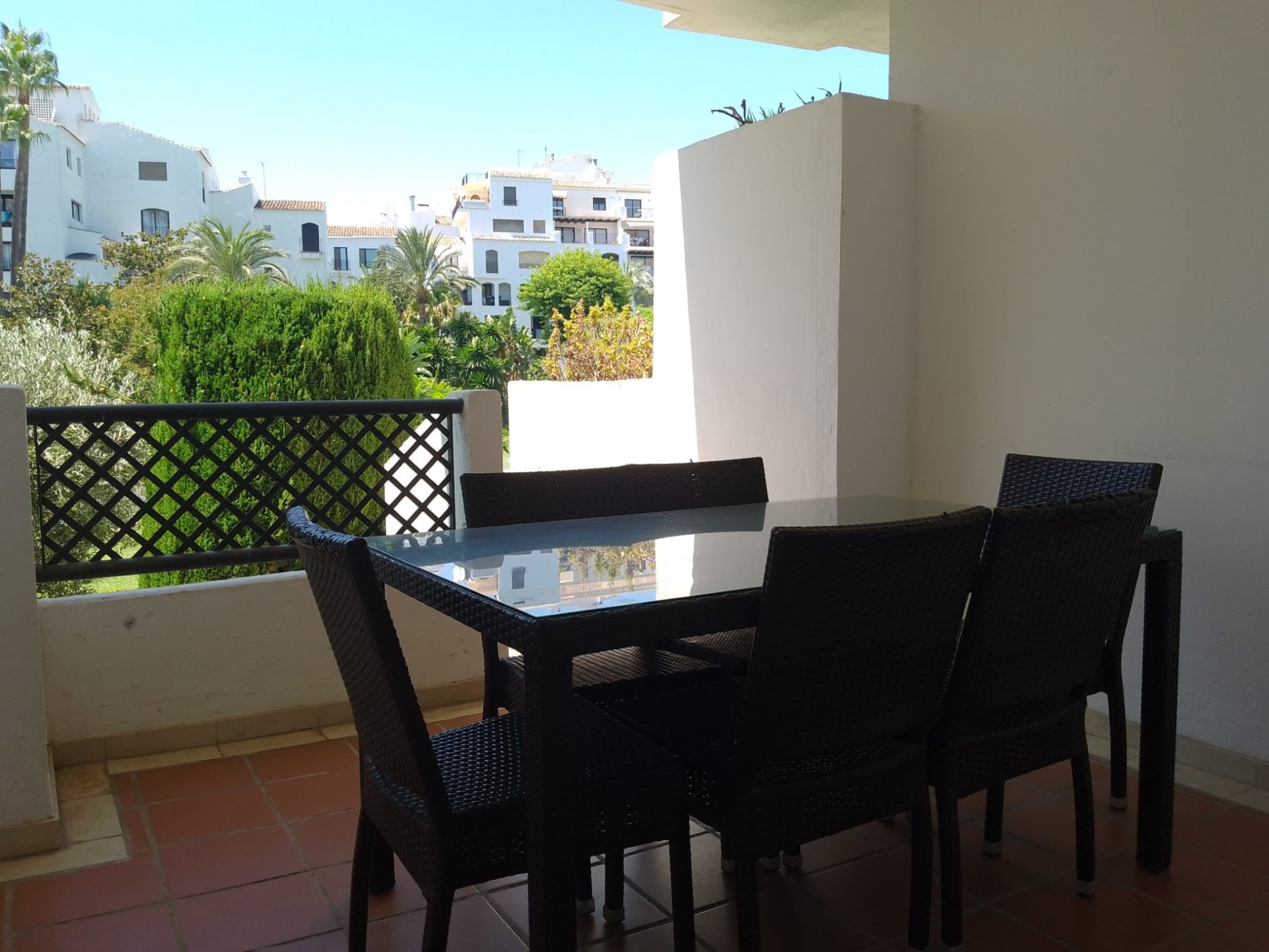 Apartamento de planta baja de 2 dormitorios junto a la playa en Terrazas de Banús, Puerto Banús