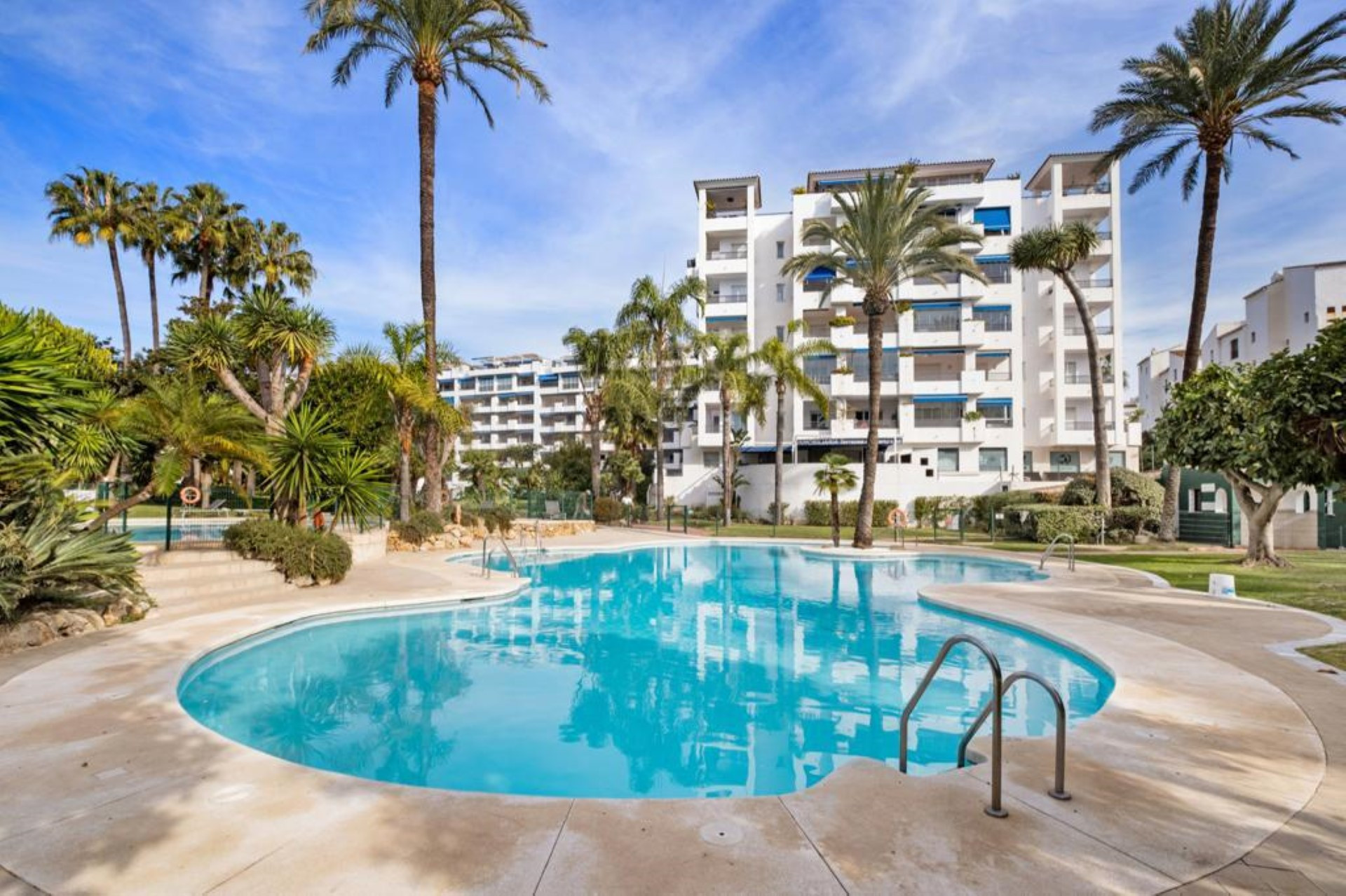 Apartamento de planta baja de 2 dormitorios junto a la playa en Terrazas de Banús, Puerto Banús