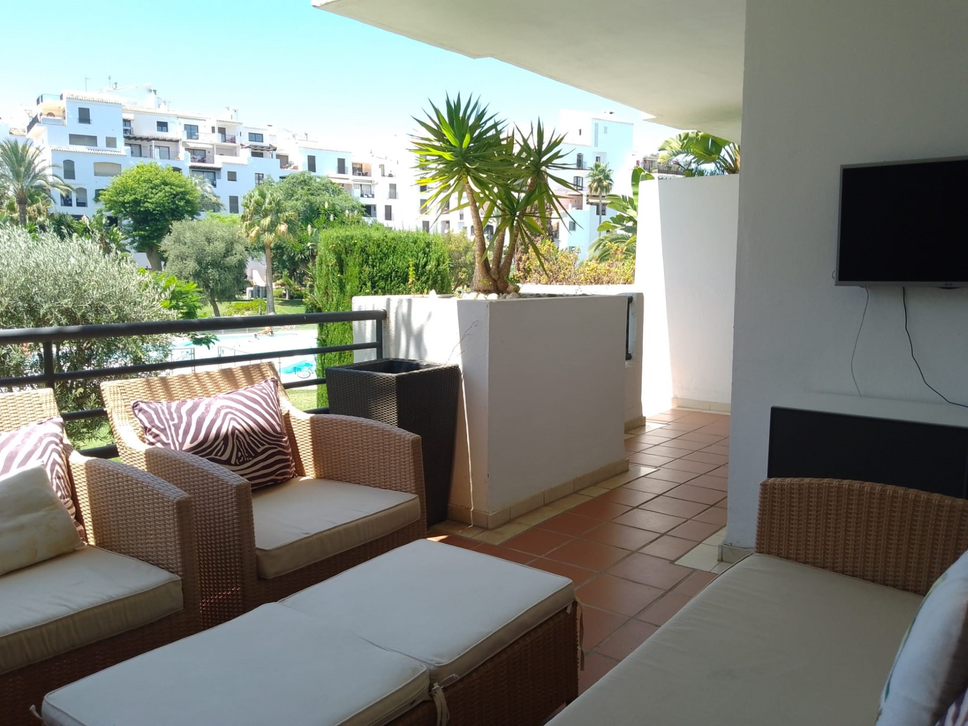 Apartamento de planta baja de 2 dormitorios junto a la playa en Terrazas de Banús, Puerto Banús