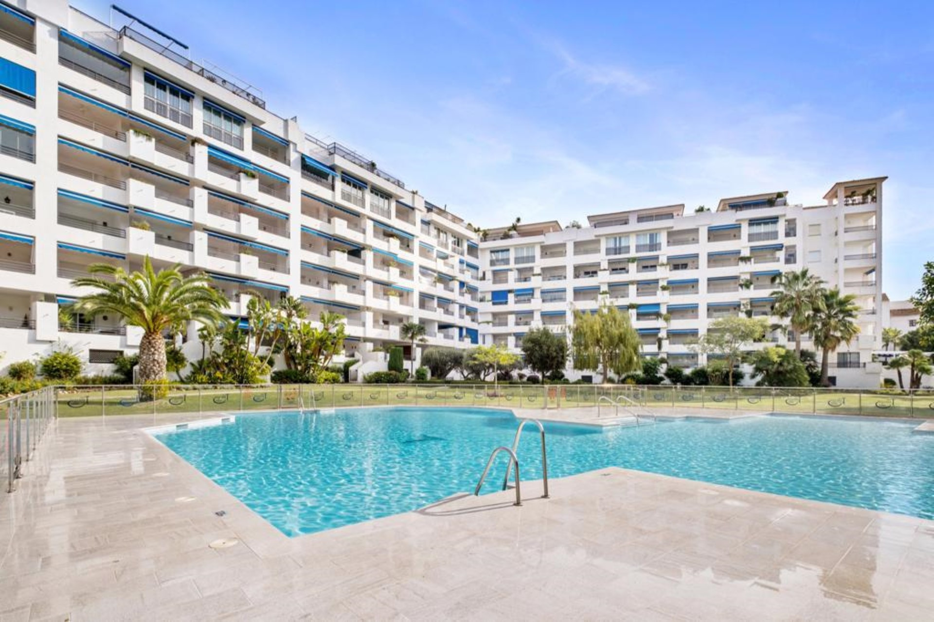 Apartamento de planta baja de 2 dormitorios junto a la playa en Terrazas de Banús, Puerto Banús