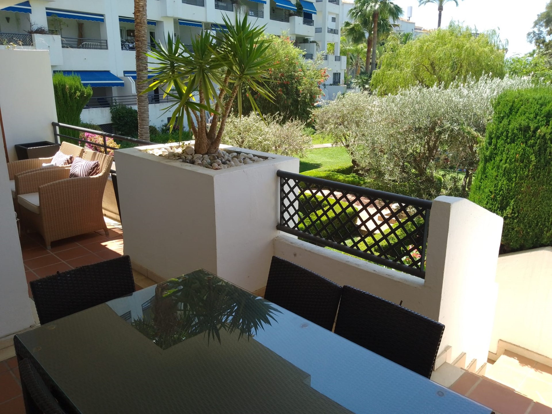 Apartamento de planta baja de 2 dormitorios junto a la playa en Terrazas de Banús, Puerto Banús