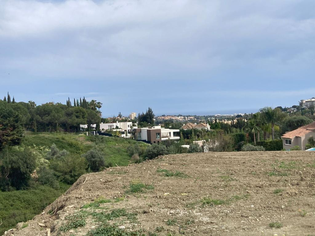 Estupenda parcela con proyecto y licencia para construir 2 villas familiares en Nueva Andalucia