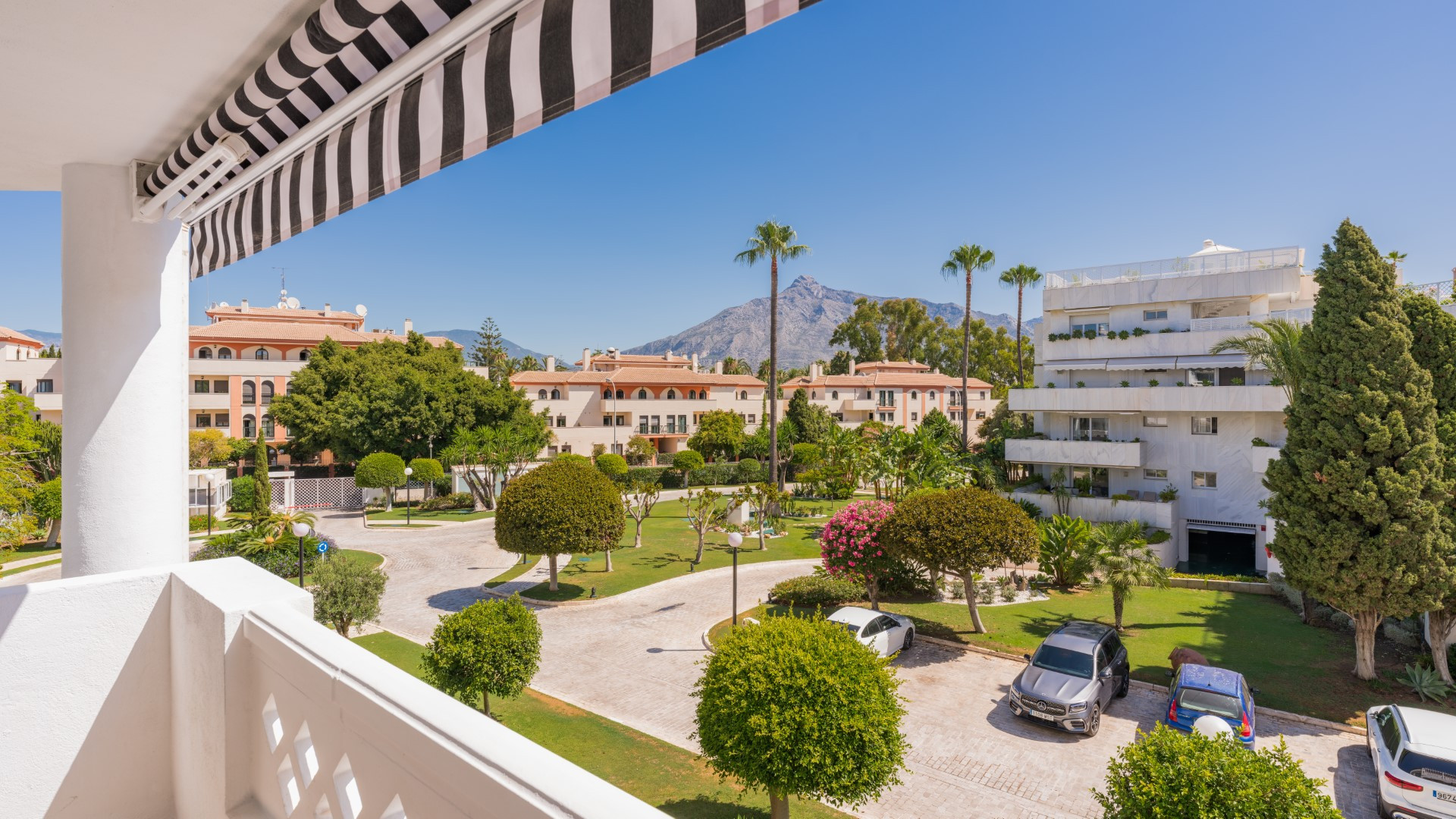 Lujoso apartamento de 4 dormitorios frente al mar en Playa Rocio, Puerto Banus