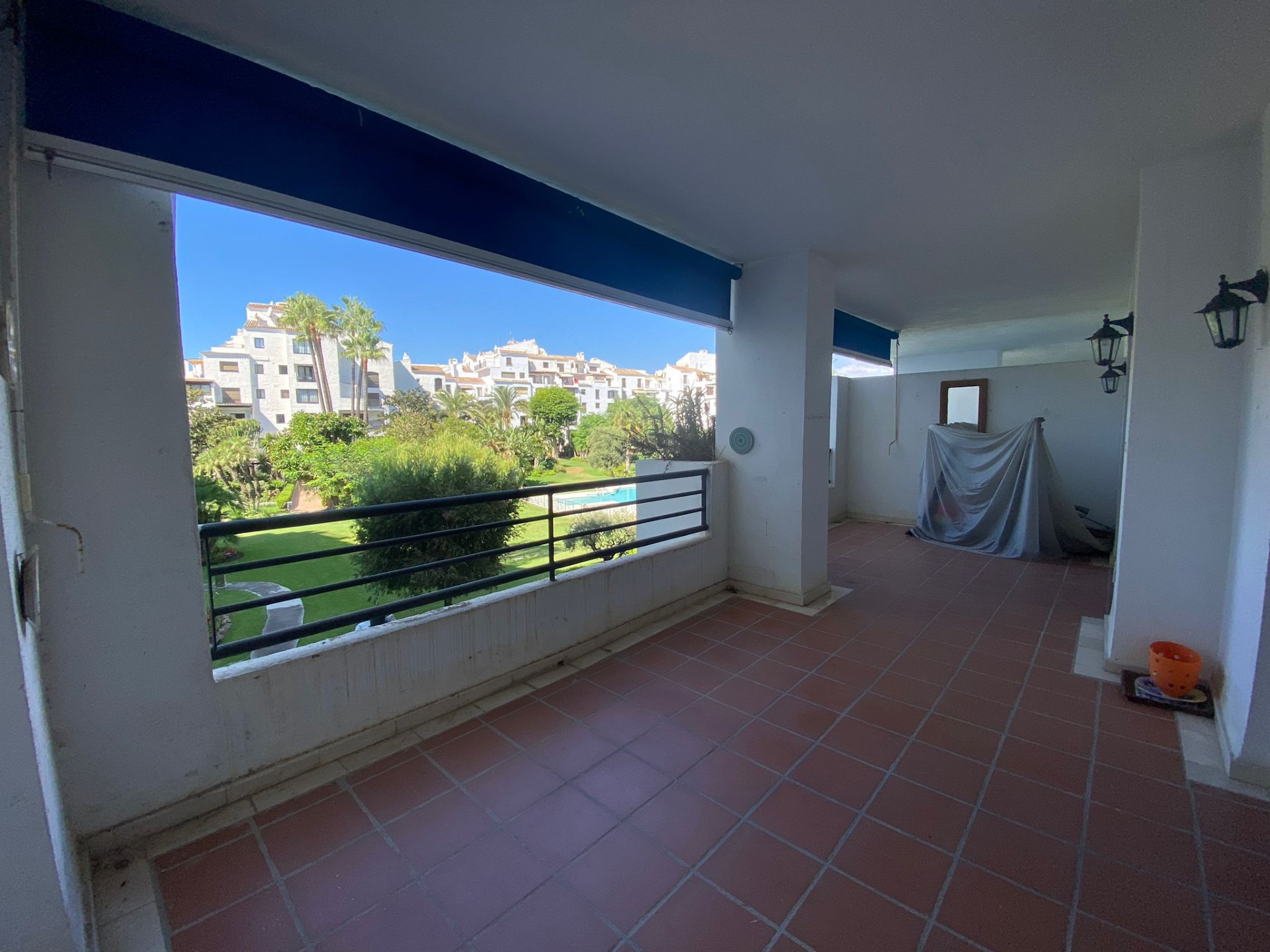 Apartamento de 2 dormitorios en Terrazas de Banus con vistas a la piscina