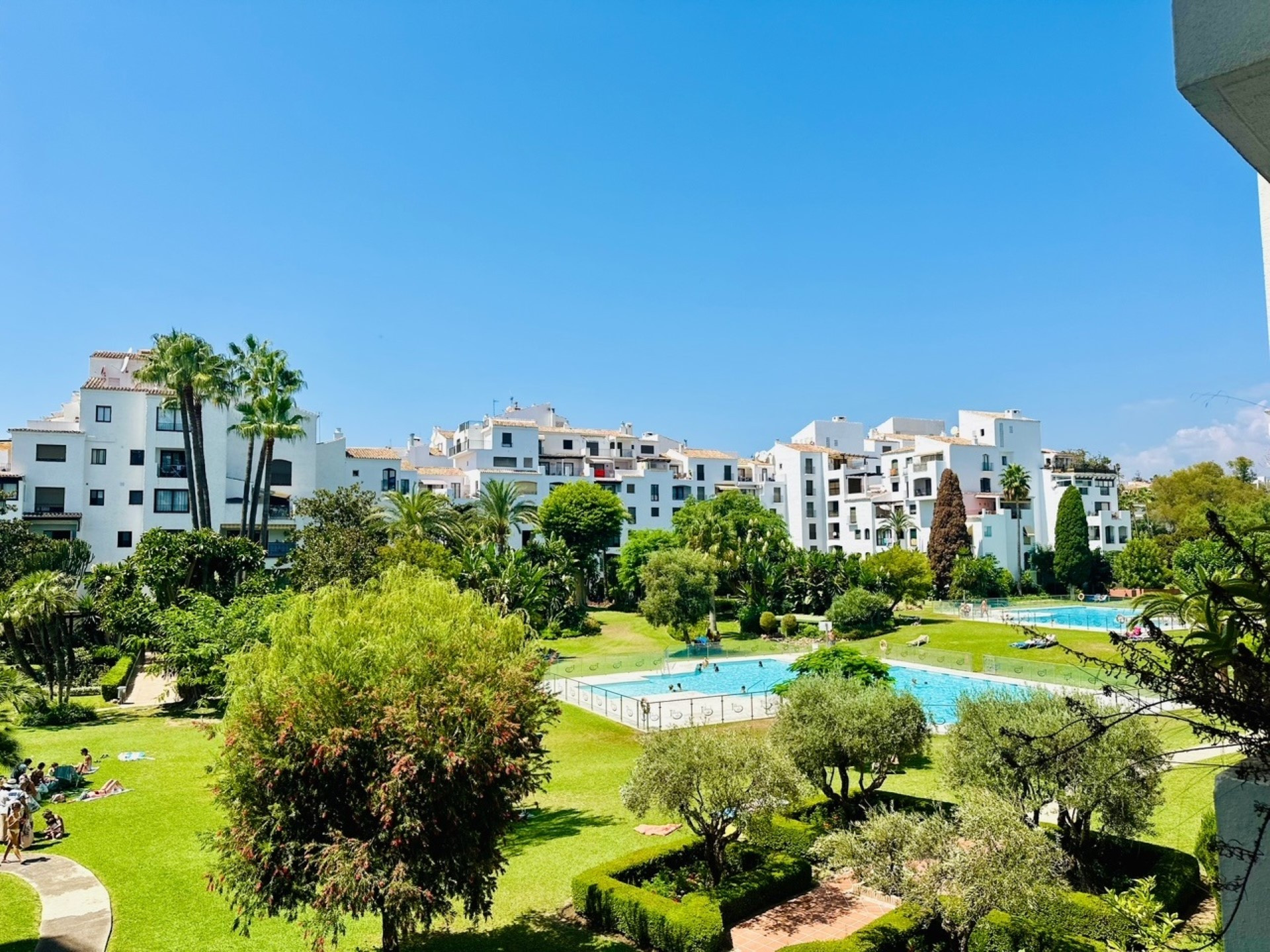 Apartamento de 2 dormitorios en Terrazas de Banus con vistas a la piscina