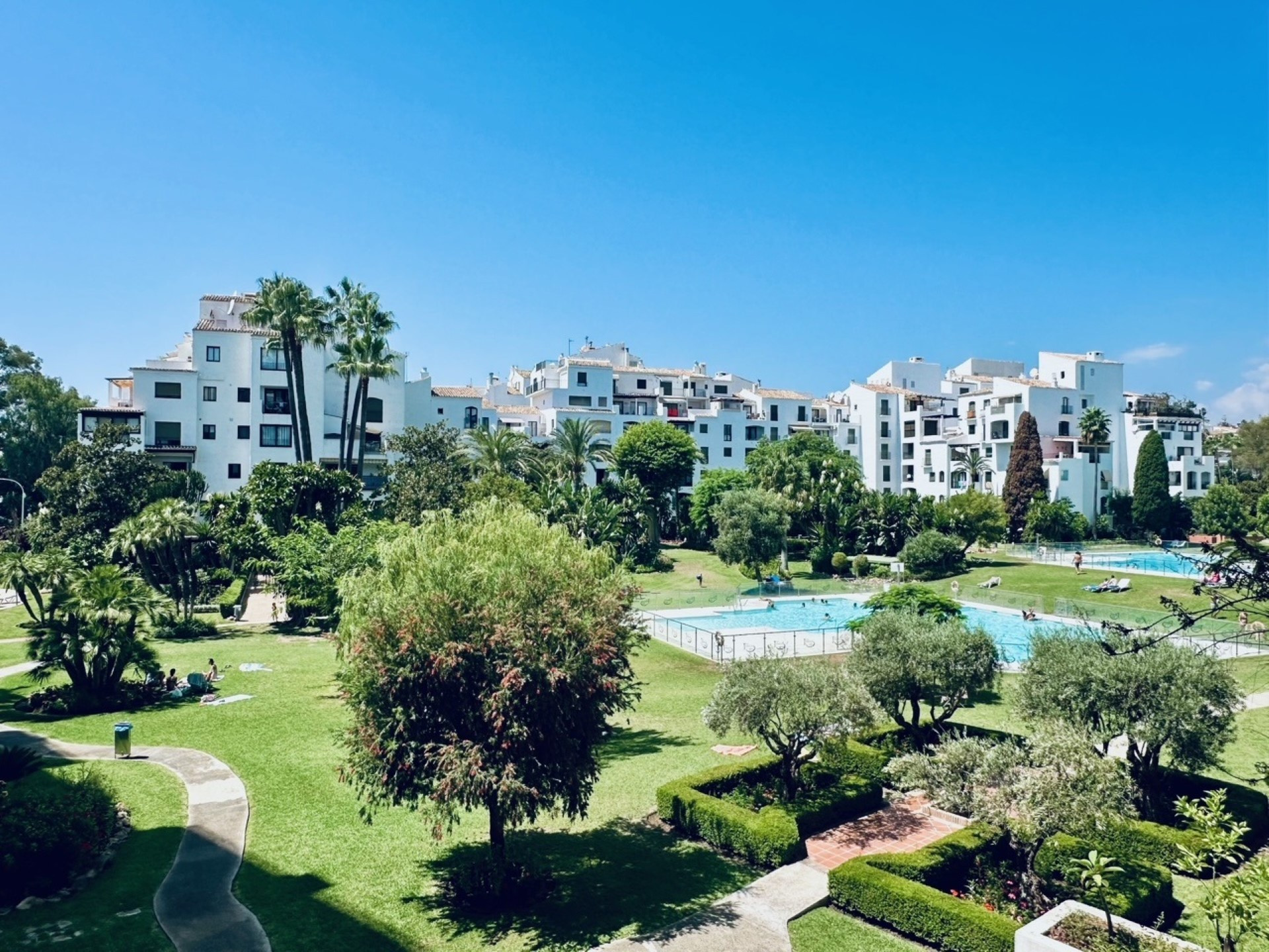 Apartamento de 2 dormitorios en Terrazas de Banus con vistas a la piscina