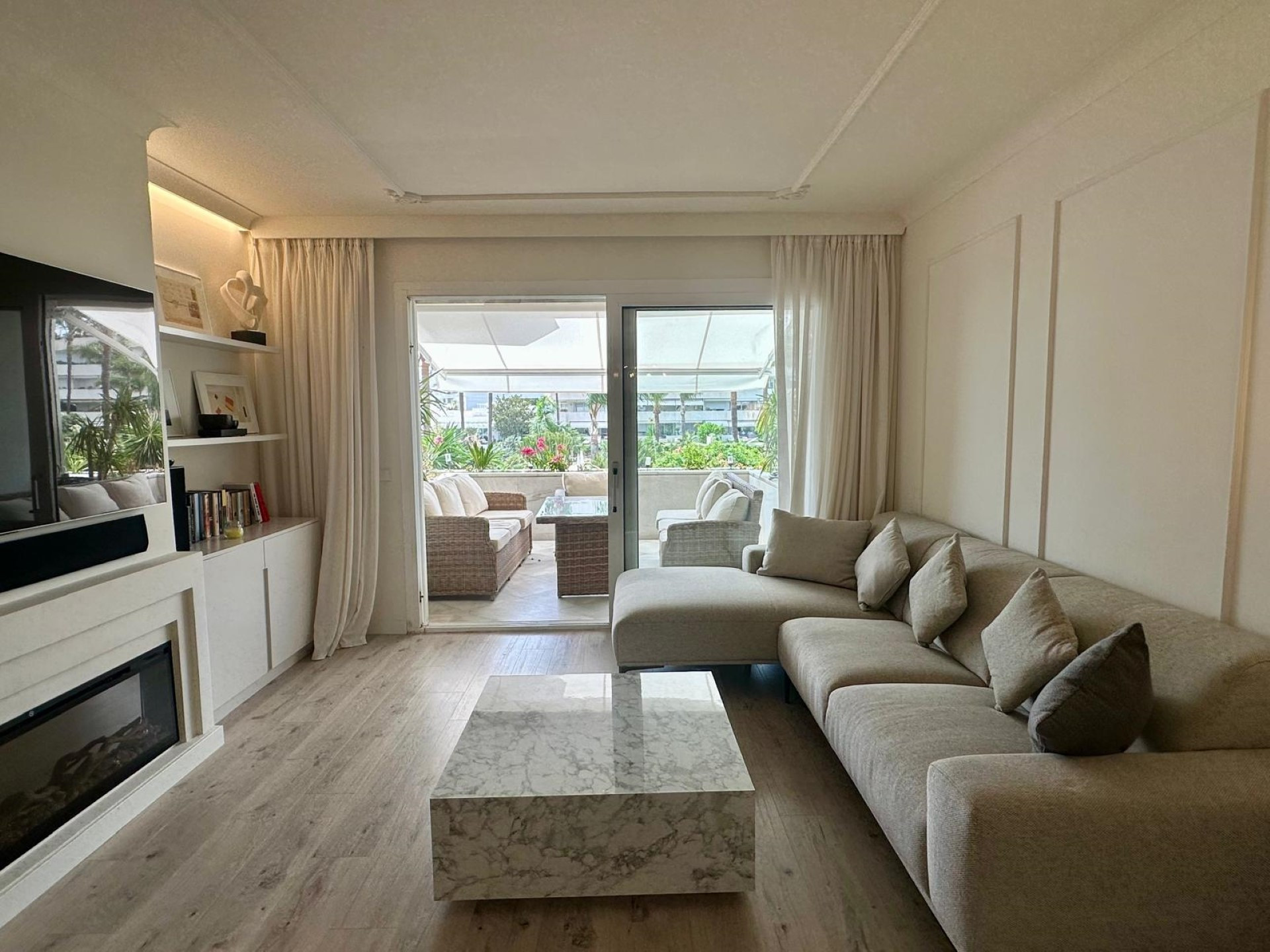 Frontline beach 2 bedroom apartment in Los Granados, Puerto Banus