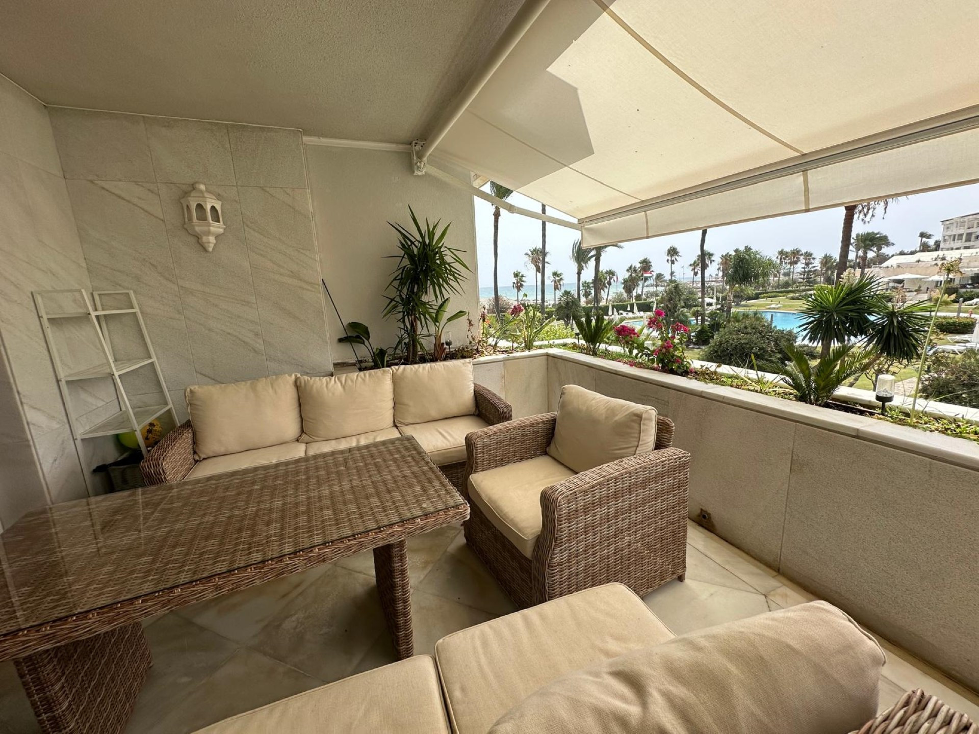 Frontline beach 2 bedroom apartment in Los Granados, Puerto Banus