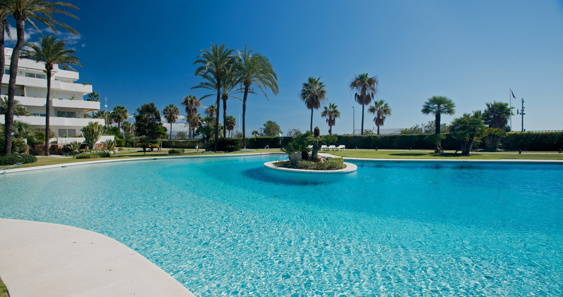 Apartamento de 2 dormitorios en primera línea de playa en Los Granados, Puerto Banús