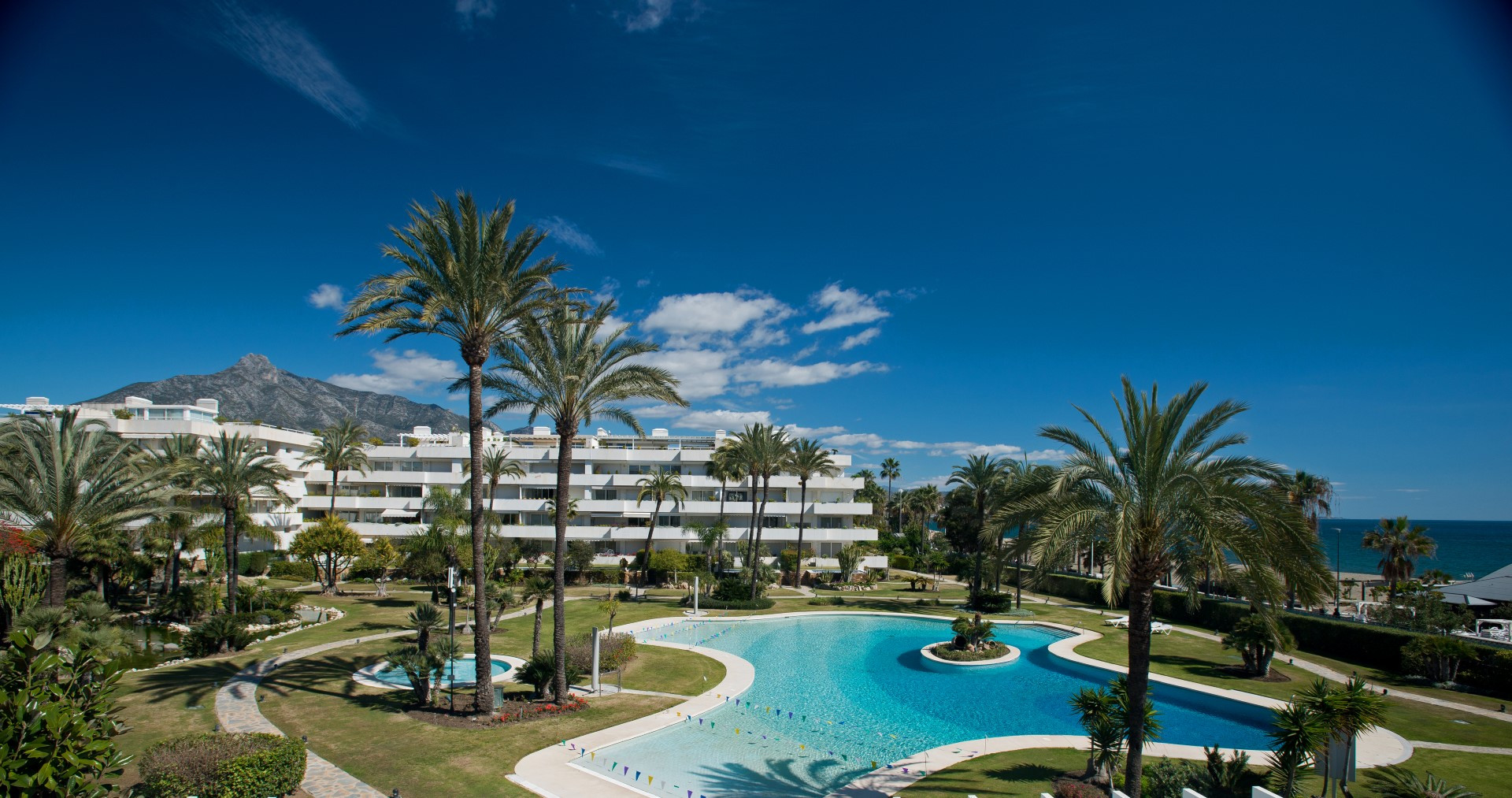 Frontline beach 2 bedroom apartment in Los Granados, Puerto Banus