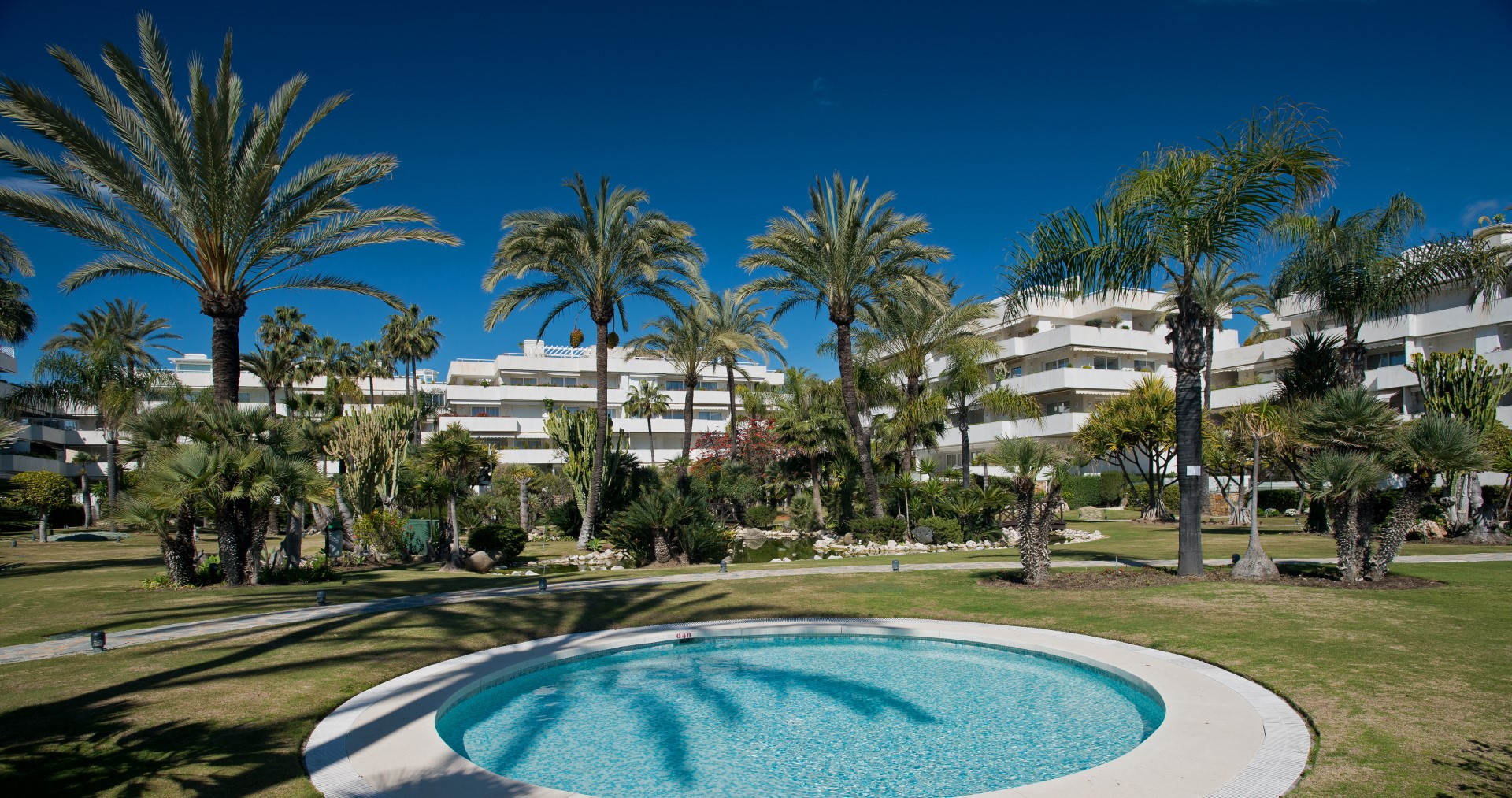 Frontline beach 2 bedroom apartment in Los Granados, Puerto Banus