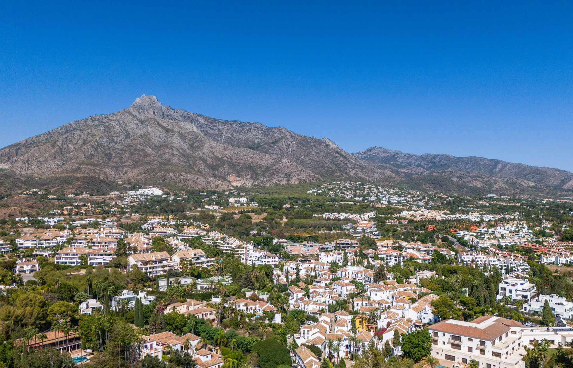 Adosado totalmente reformado en Las Lomas del Marbella Club, Milla de Oro