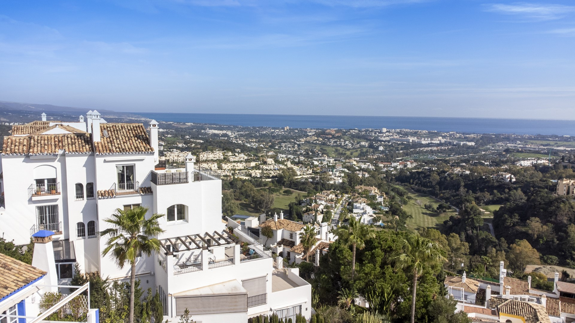 Elegante ático dúplex en La Heredia con vistas panorámicas.