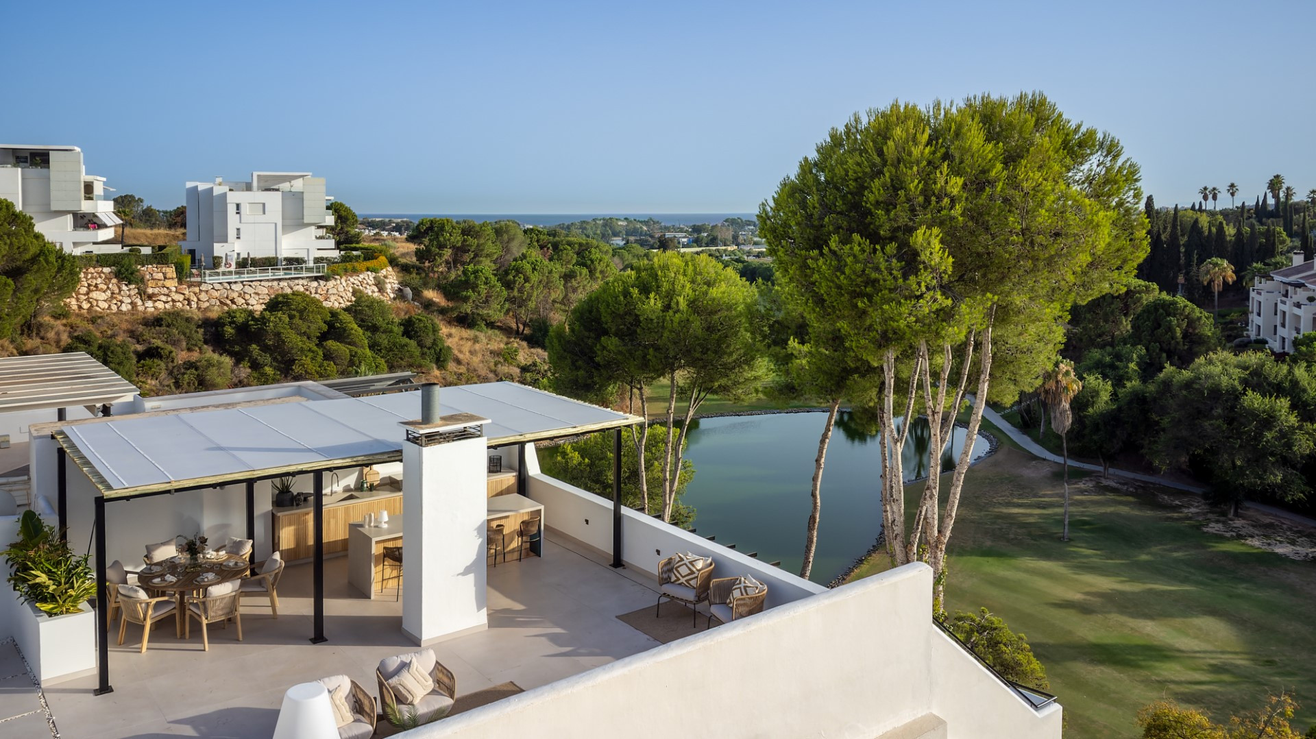 Ático dúplex recién reformado en La Quinta, con vistas al lago.