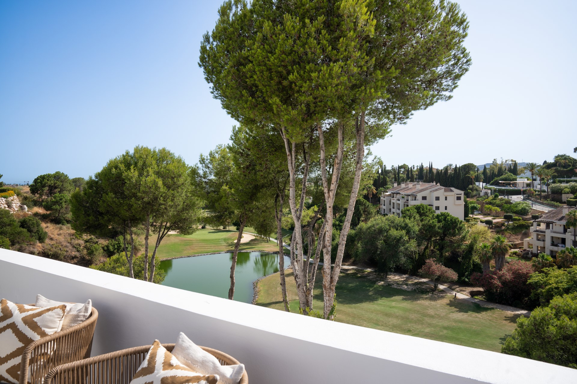 Ático dúplex recién reformado en La Quinta, con vistas al lago.