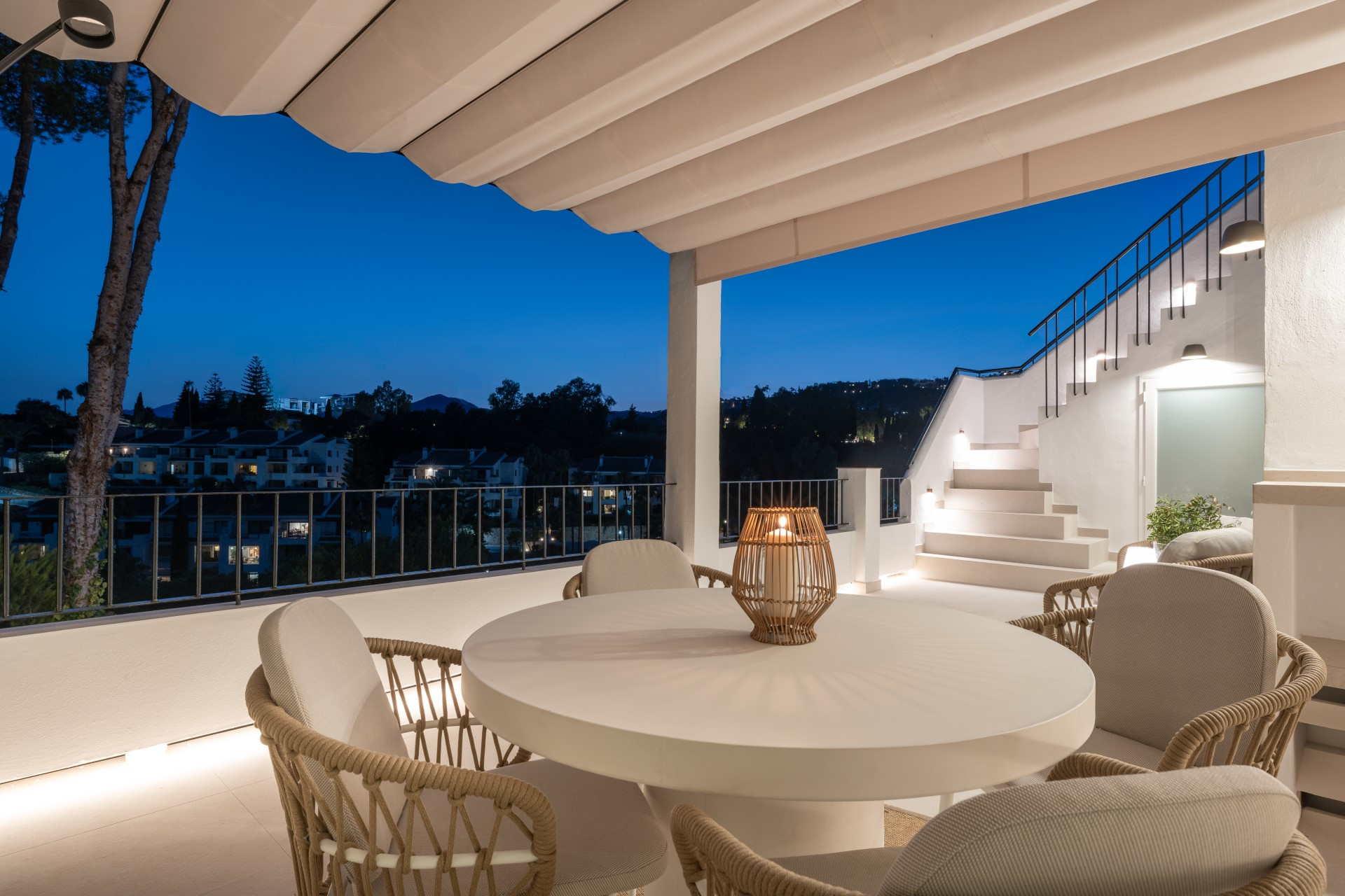 Ático dúplex recién reformado en La Quinta, con vistas al lago.