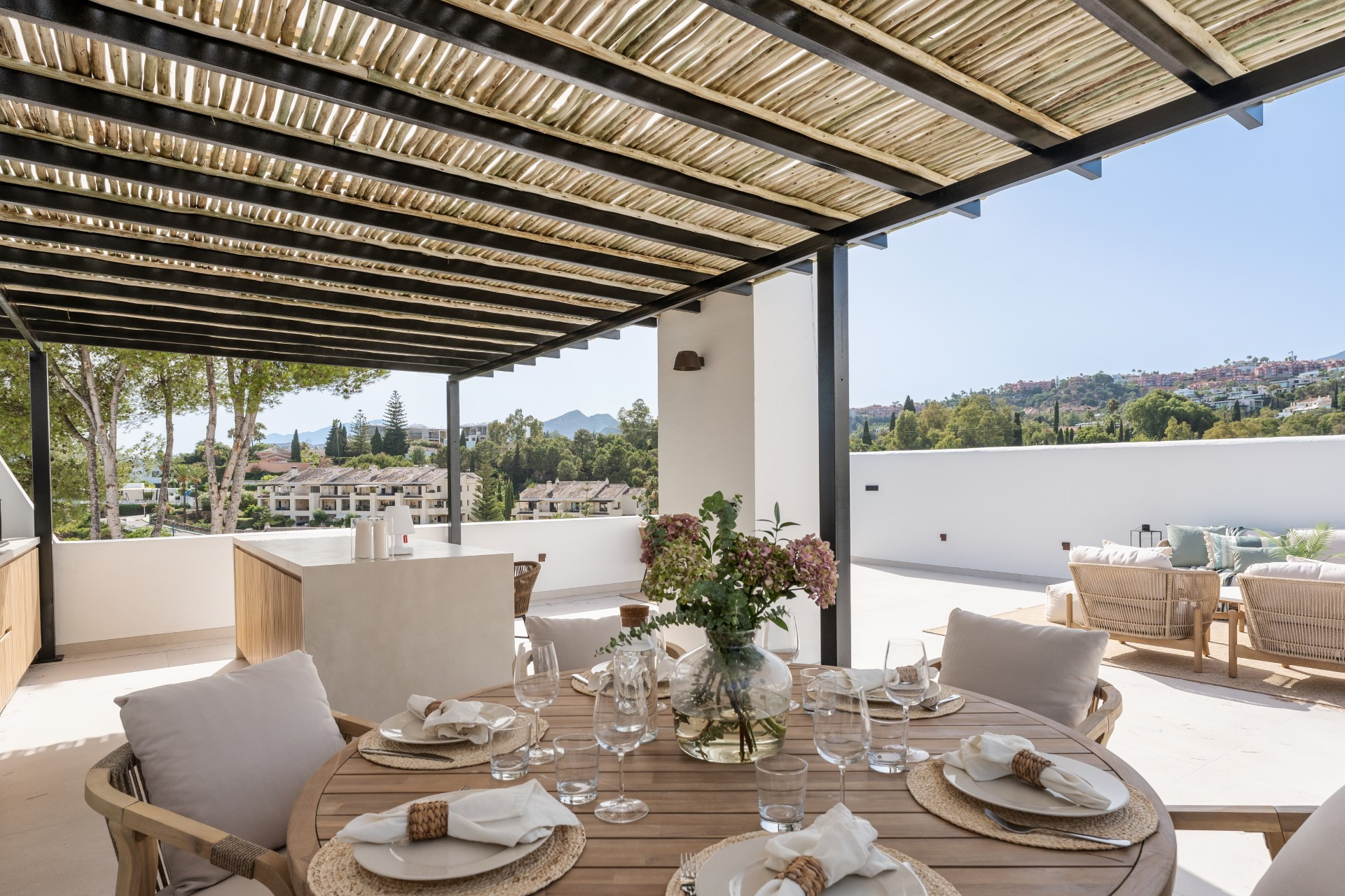 Ático dúplex recién reformado en La Quinta, con vistas al lago.