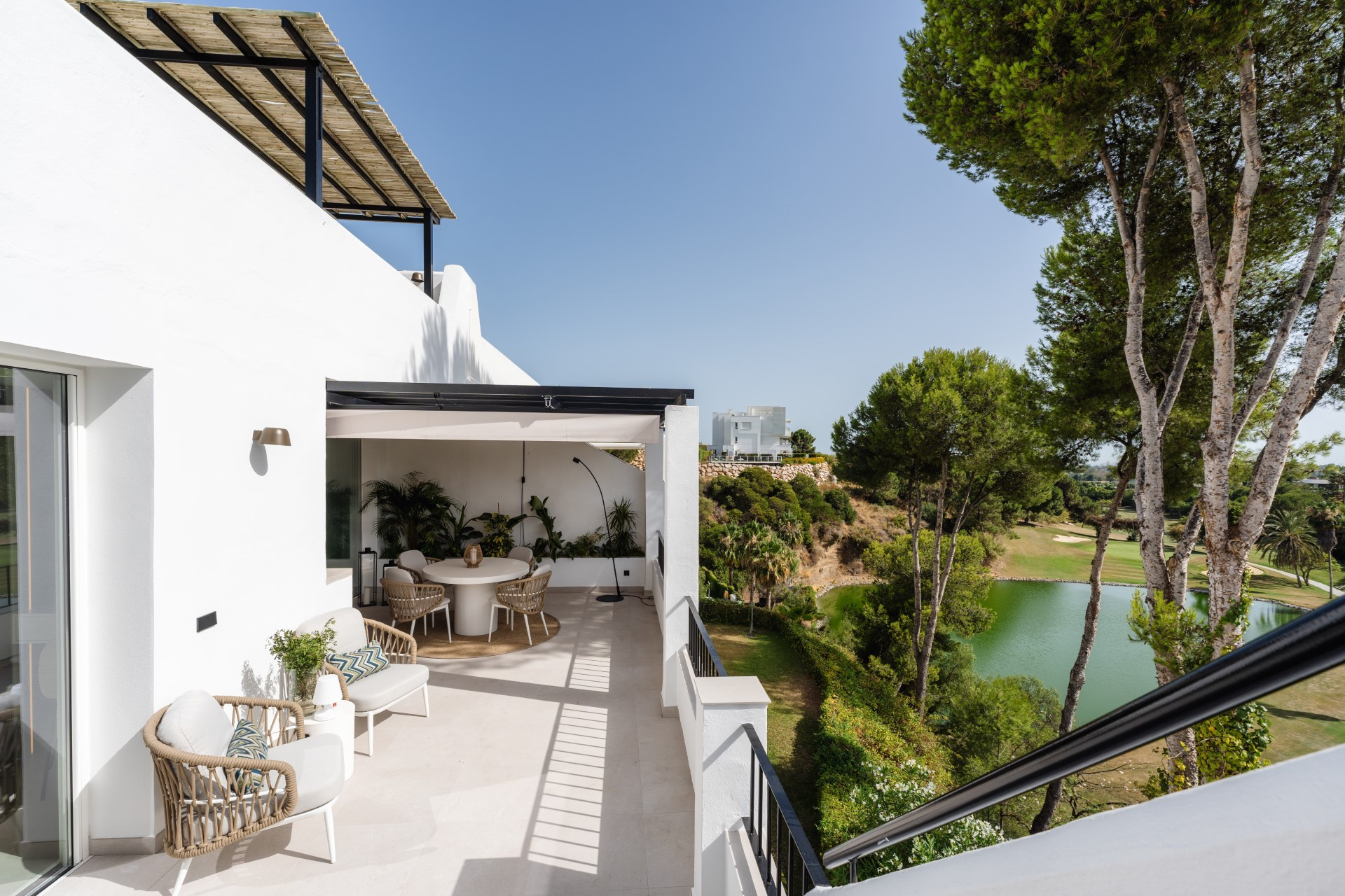 Ático dúplex recién reformado en La Quinta, con vistas al lago.