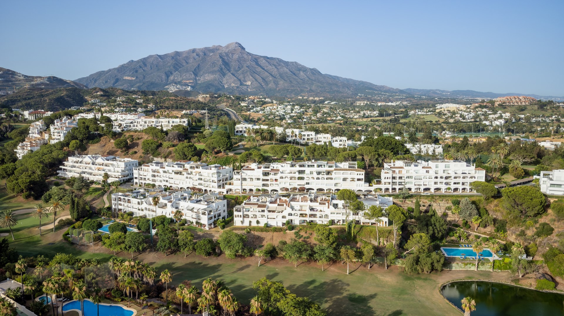 Ático dúplex recién reformado en La Quinta, con vistas al lago.