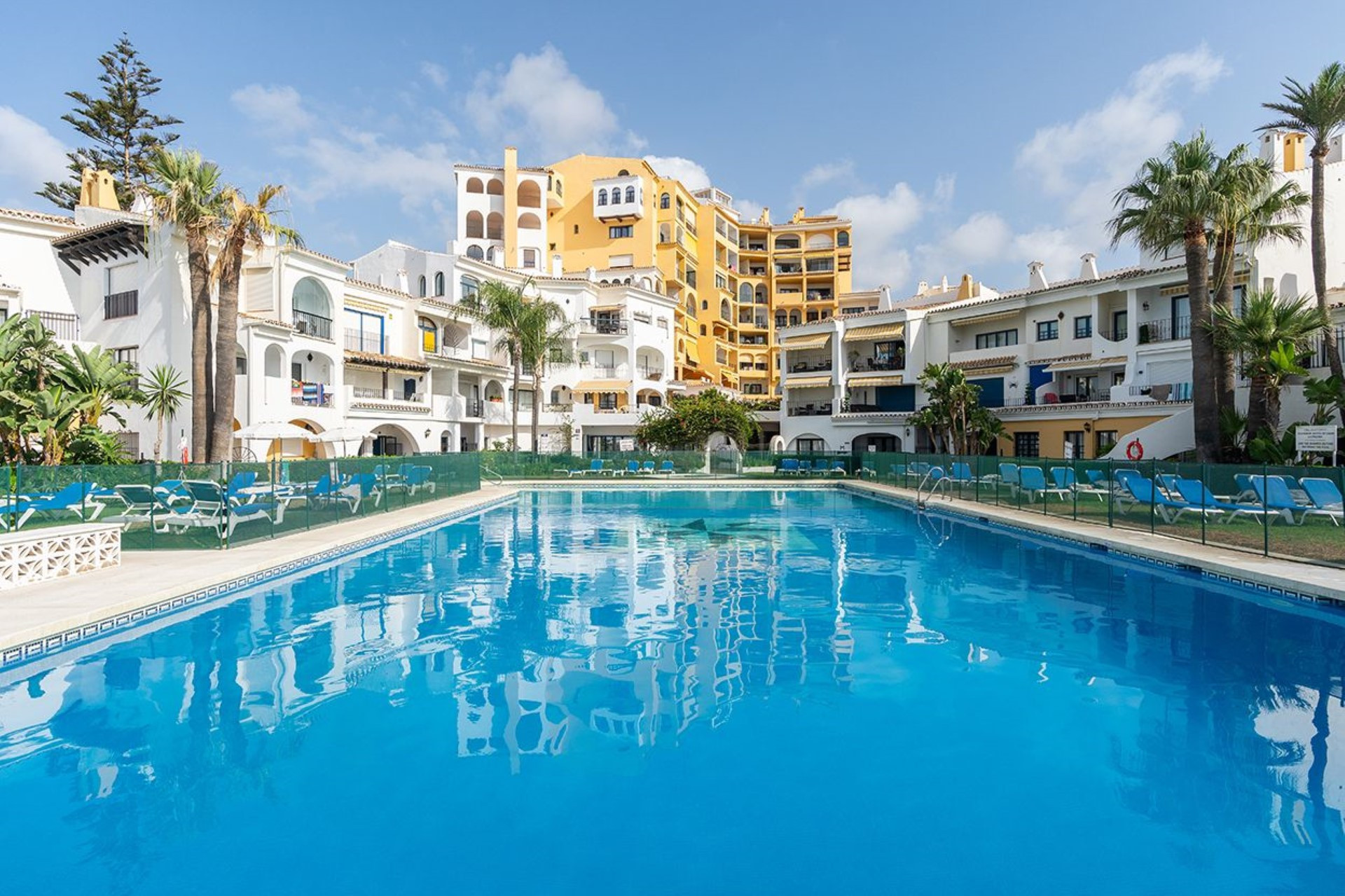 Apartamento en planta baja reformado en Puerto de Cabopino, Marbella Este