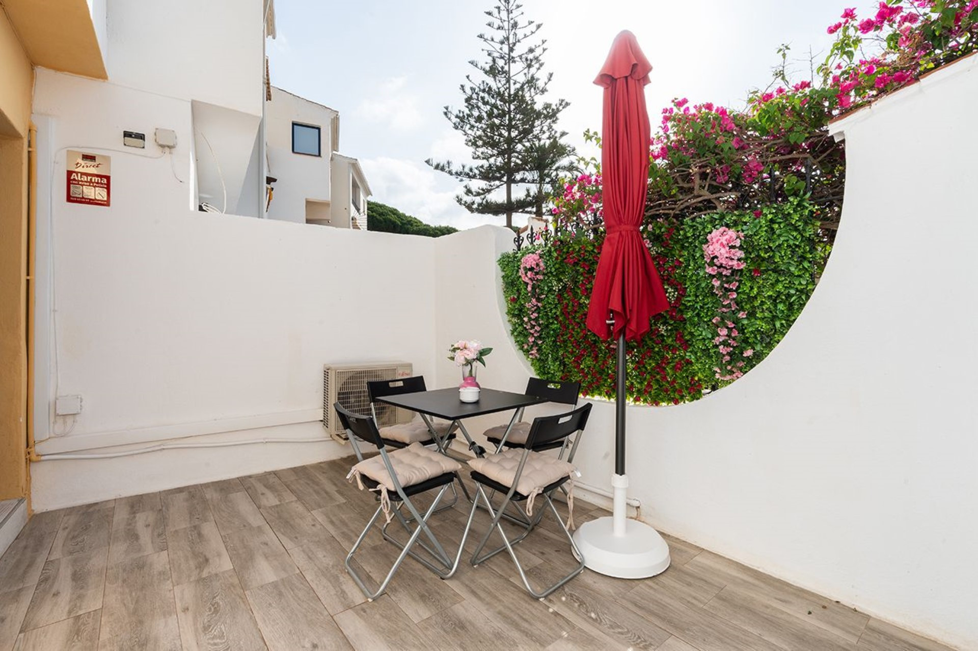 Apartamento en planta baja reformado en Puerto de Cabopino, Marbella Este