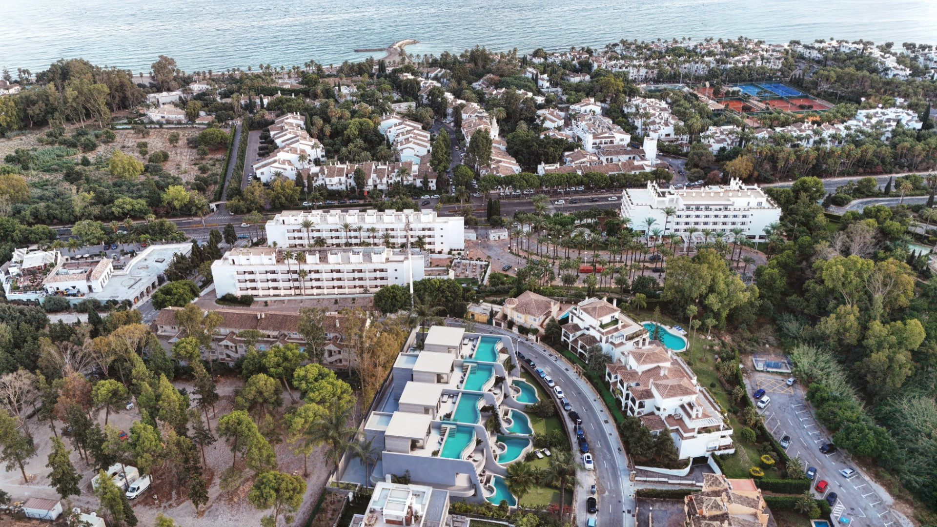 Promoción exclusiva de 8 unidades completamente nuevas, cerca del Hotel Puente Romano, en la Milla de Oro de Marbella.