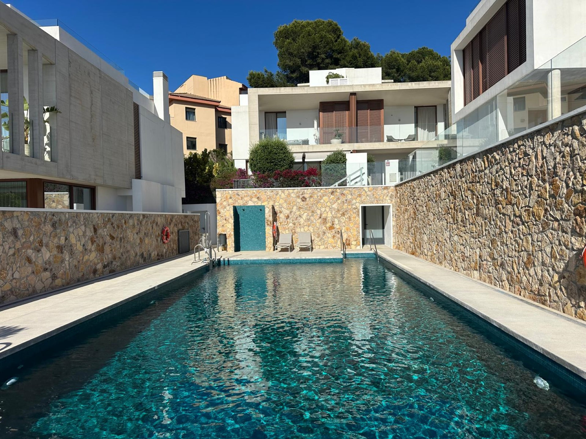 Exquisita casa adosada recientemente construida con piscina privada en The Collection, ubicada en la Milla de Oro de Marbella.