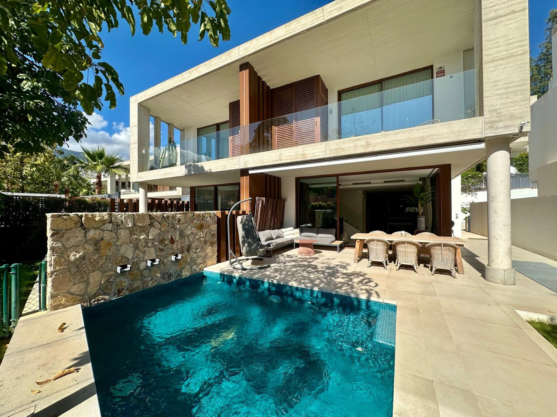 Exquisita casa adosada recientemente construida con piscina privada en The Collection, ubicada en la Milla de Oro de Marbella.