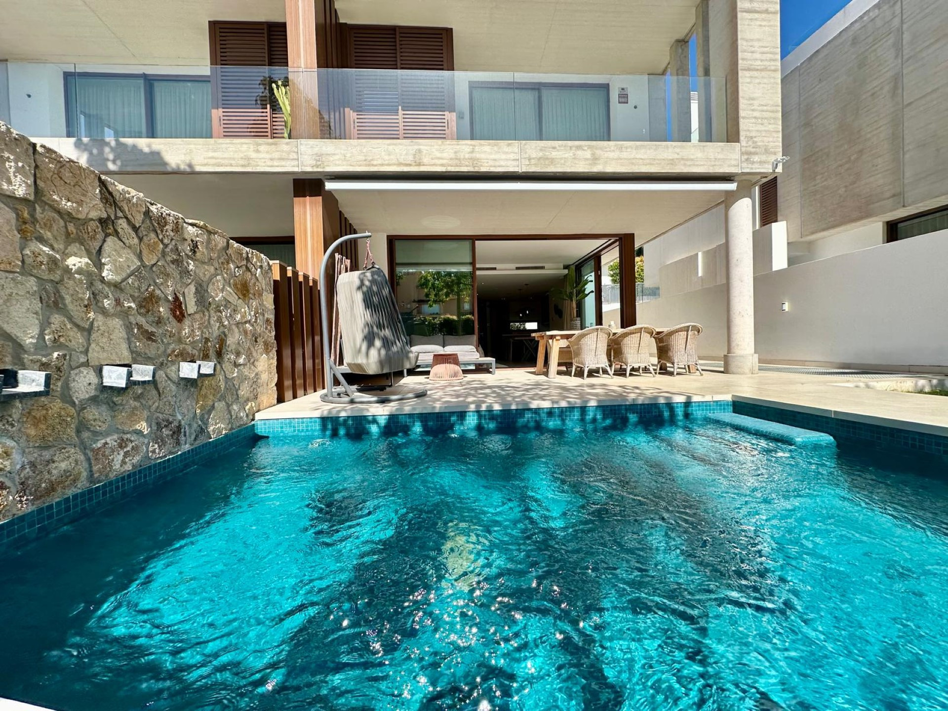 Exquisita casa adosada recientemente construida con piscina privada en The Collection, ubicada en la Milla de Oro de Marbella.