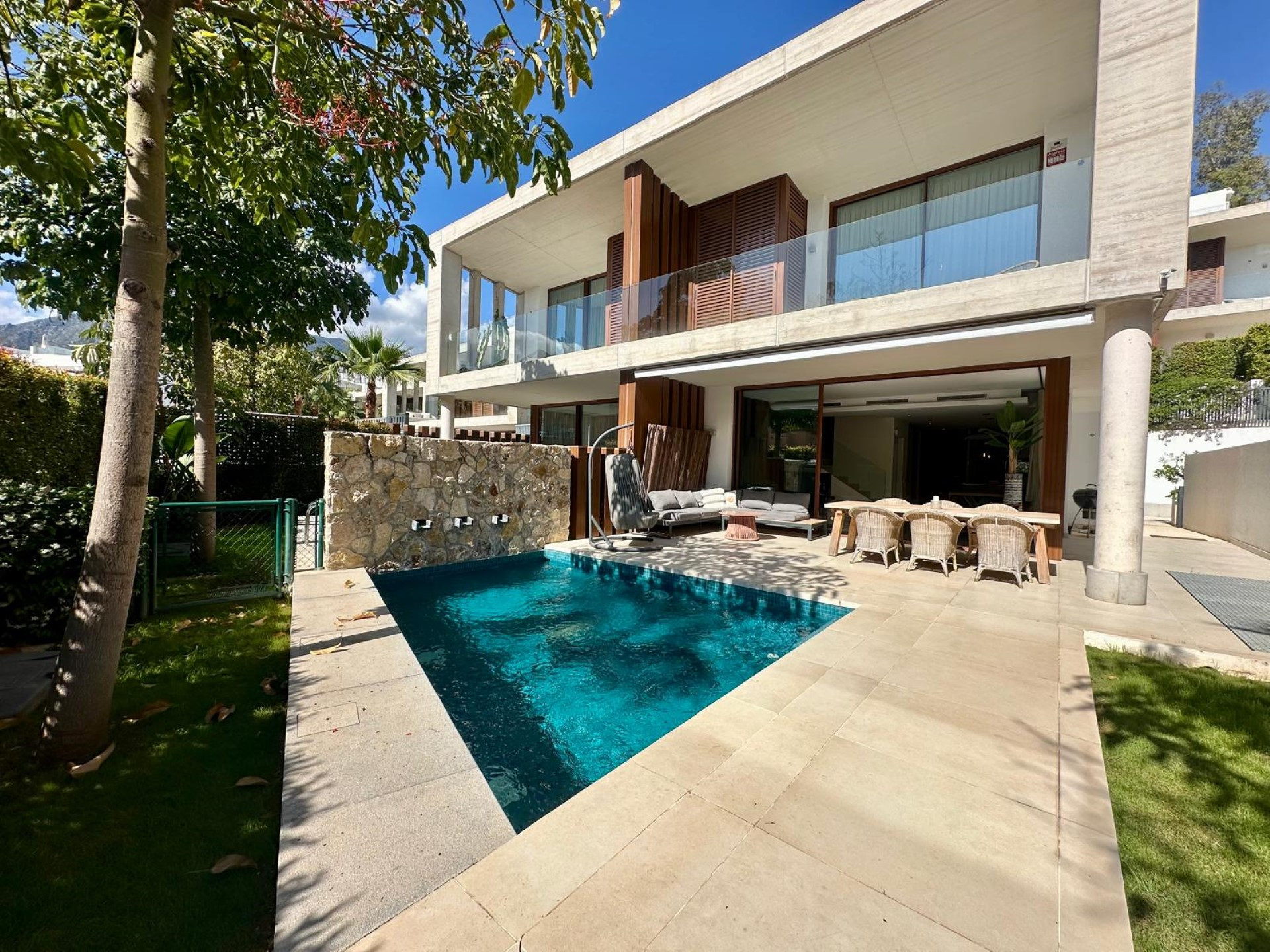 Exquisita casa adosada recientemente construida con piscina privada en The Collection, ubicada en la Milla de Oro de Marbella.