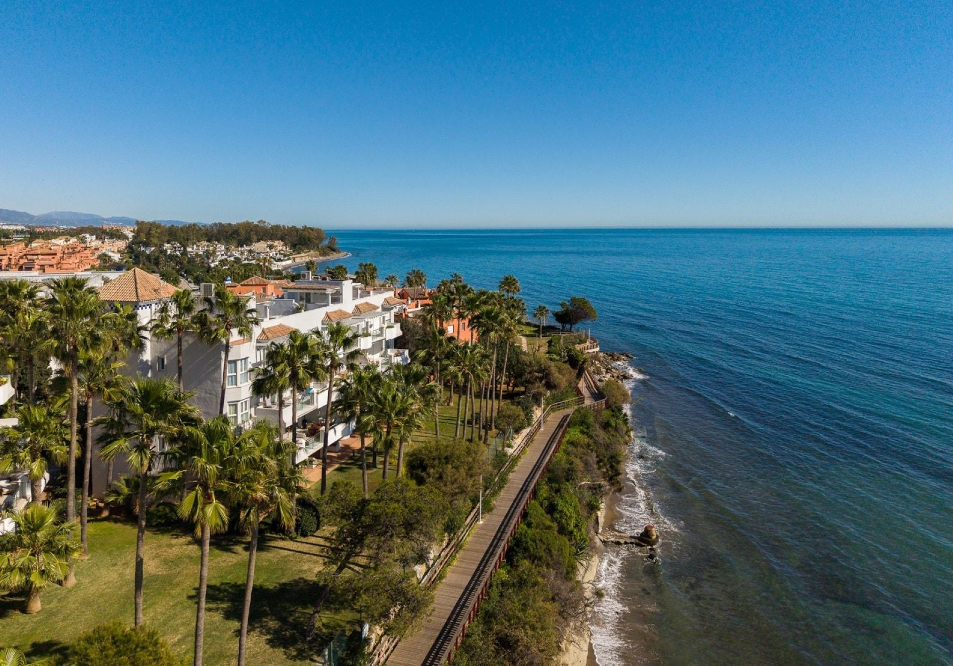 Ático exclusivo en primera línea de playa – Experimente lo mejor de Estepona – con vistas panorámicas al mar