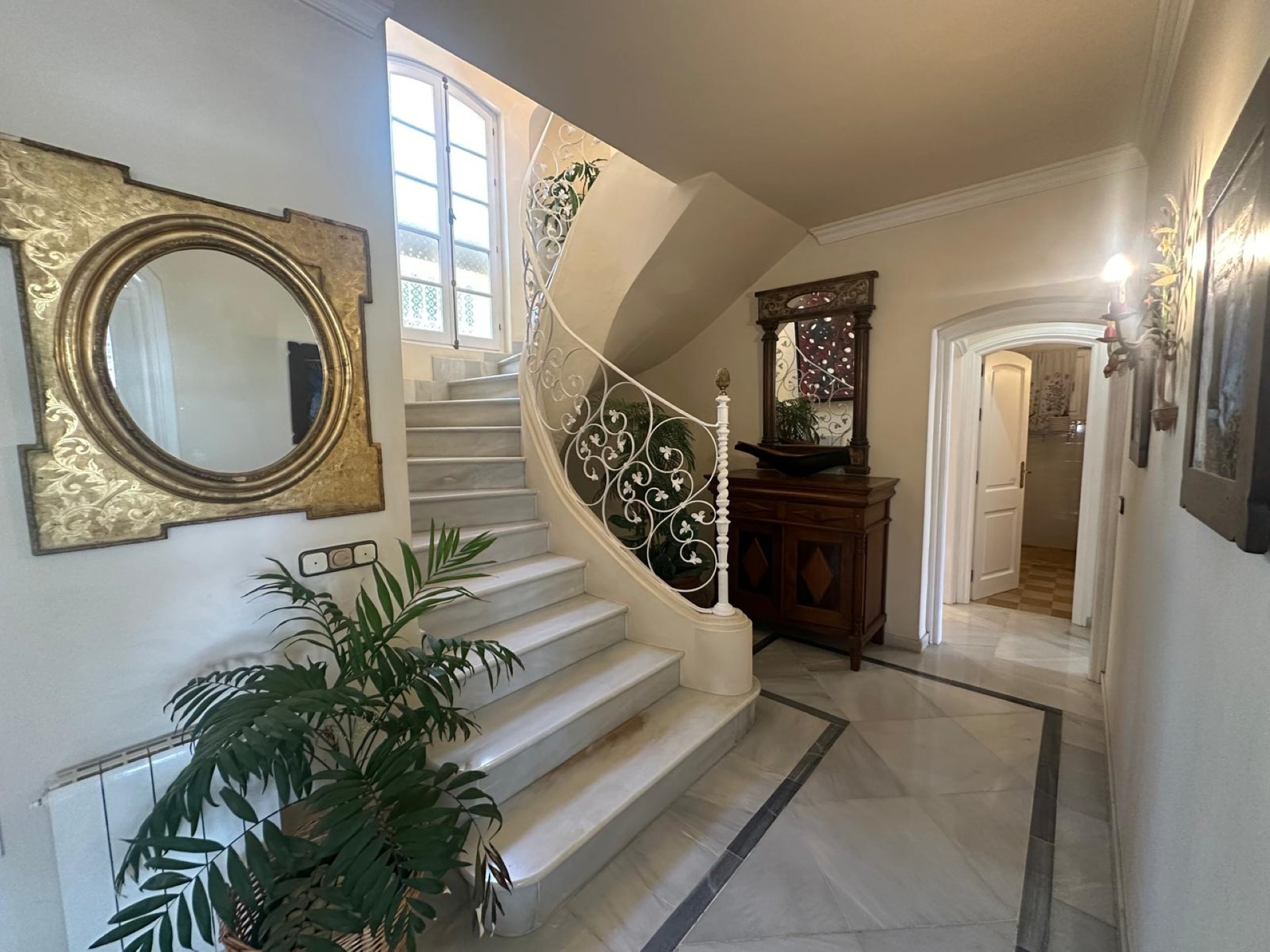 Elegant 5 bedroom Villa in Valdeolletas, Marbella town