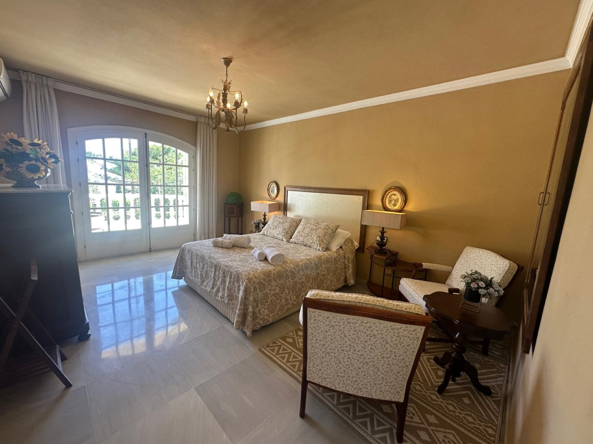 Elegant 5 bedroom Villa in Valdeolletas, Marbella town
