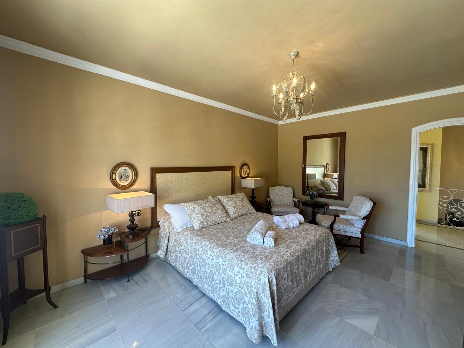 Elegant 5 bedroom Villa in Valdeolletas, Marbella town