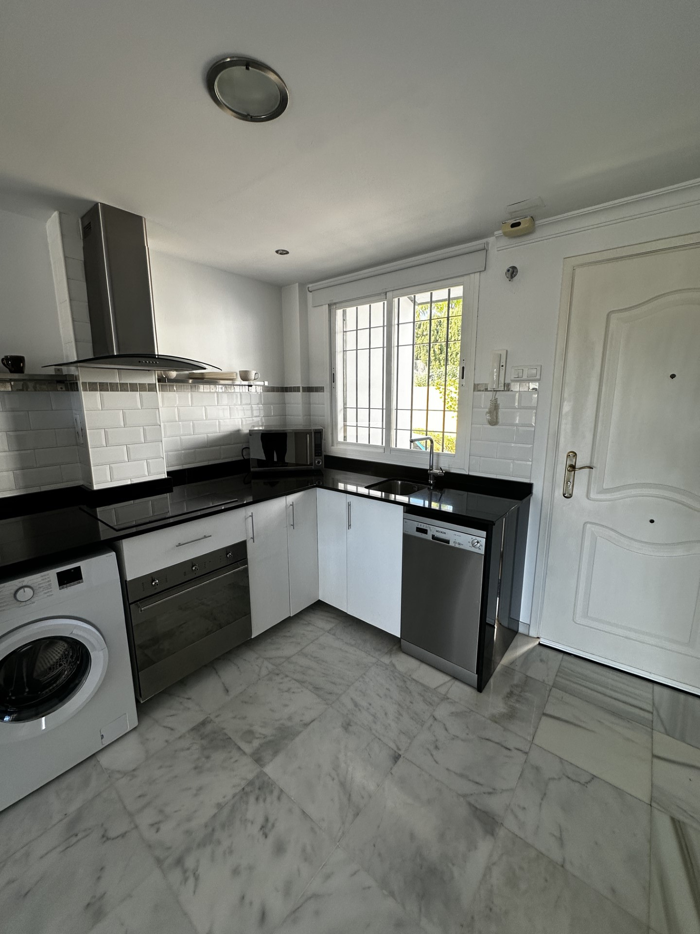 Apartamento reformado de 2 dormitorios orientado al sureste en Señorio de Gonzaga, Nueva Andalucía